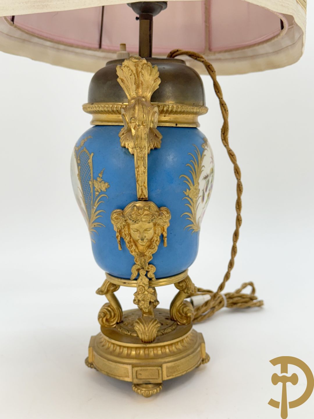 Bronzen lampadaire met accanthusranken en centraal Sèvres coupe gedecoreerd met cupido en bloemendecor