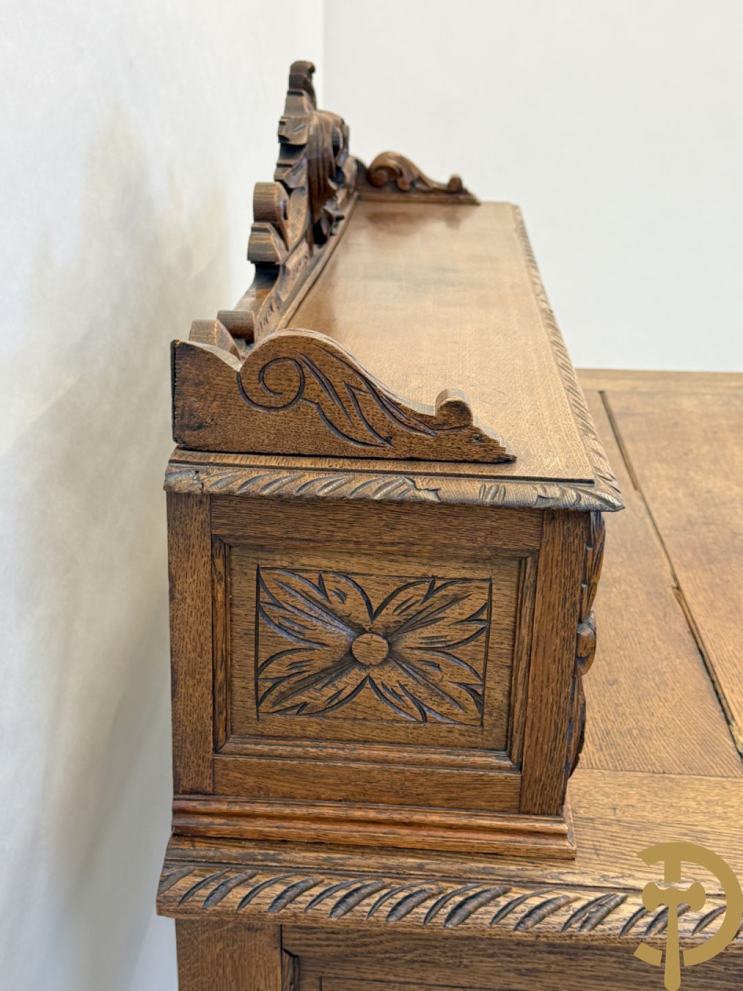 Massief eiken Frans bureel met lades op getorste poten met opstand, 19e