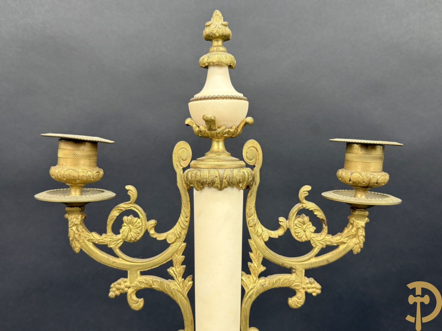 Paar marmeren kandelaars met bronzen cupido