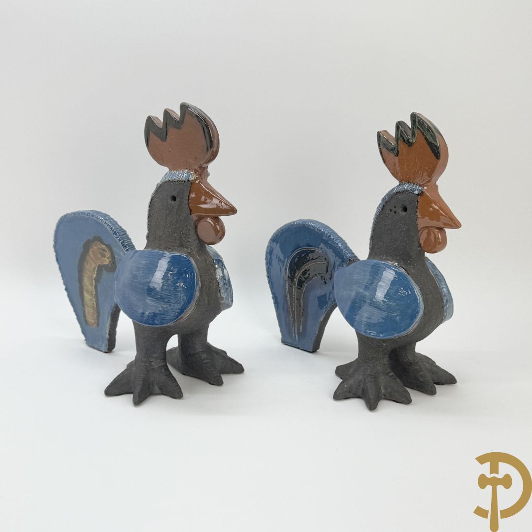 POUCHAIN Dominique getekend - Twee gekleurde keramieken hanen