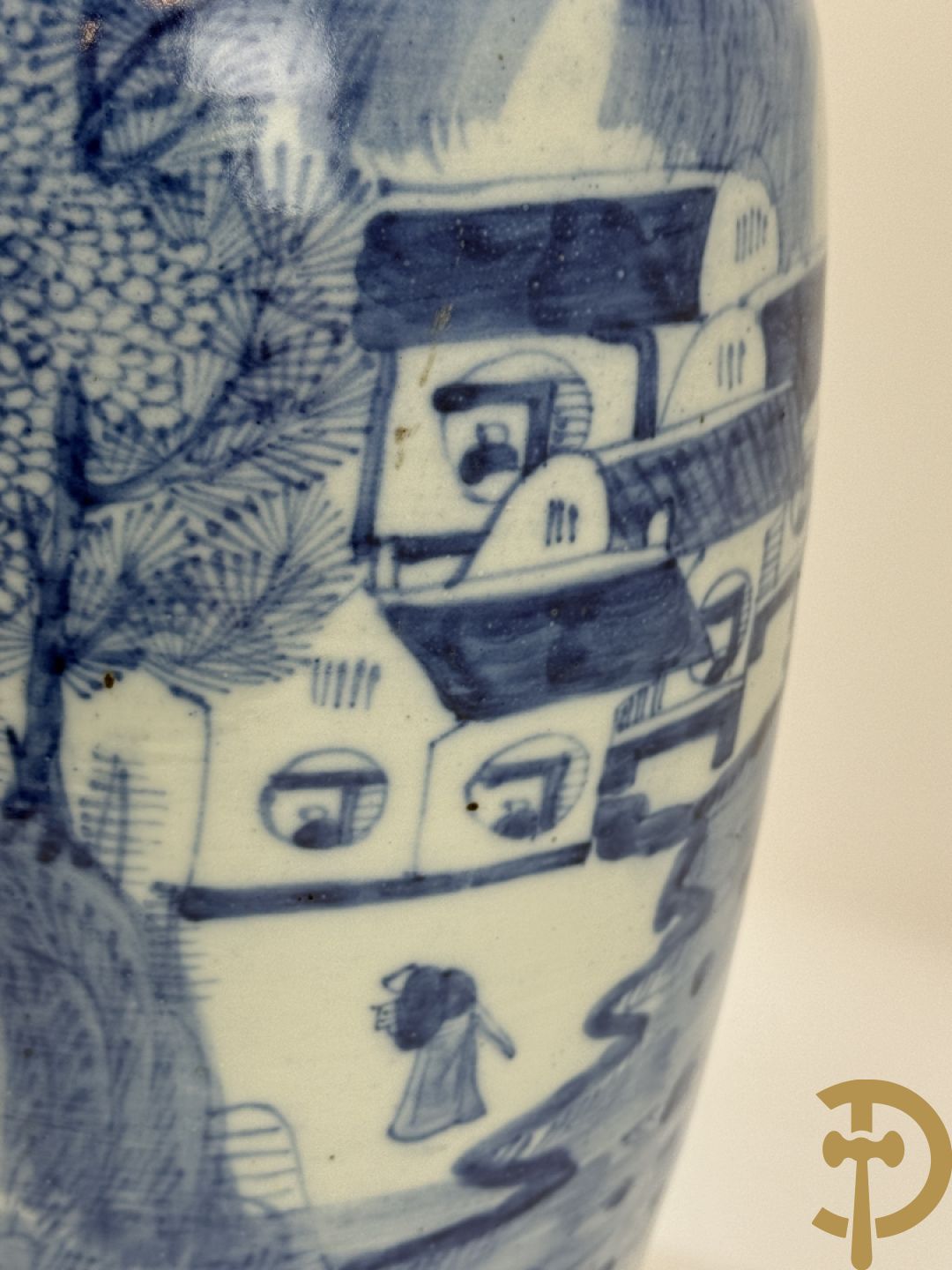 Paar Chinese blauw/wit vazen met geanimeerd huizendecor