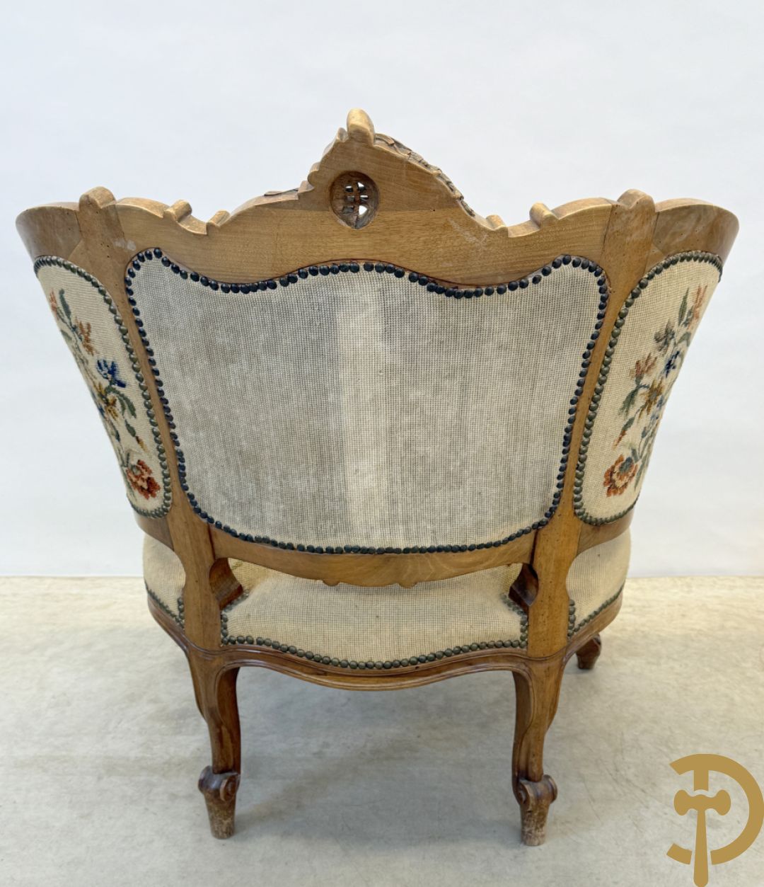 Paar armzetels bezet met petit points + 2 bijhorende stoelen