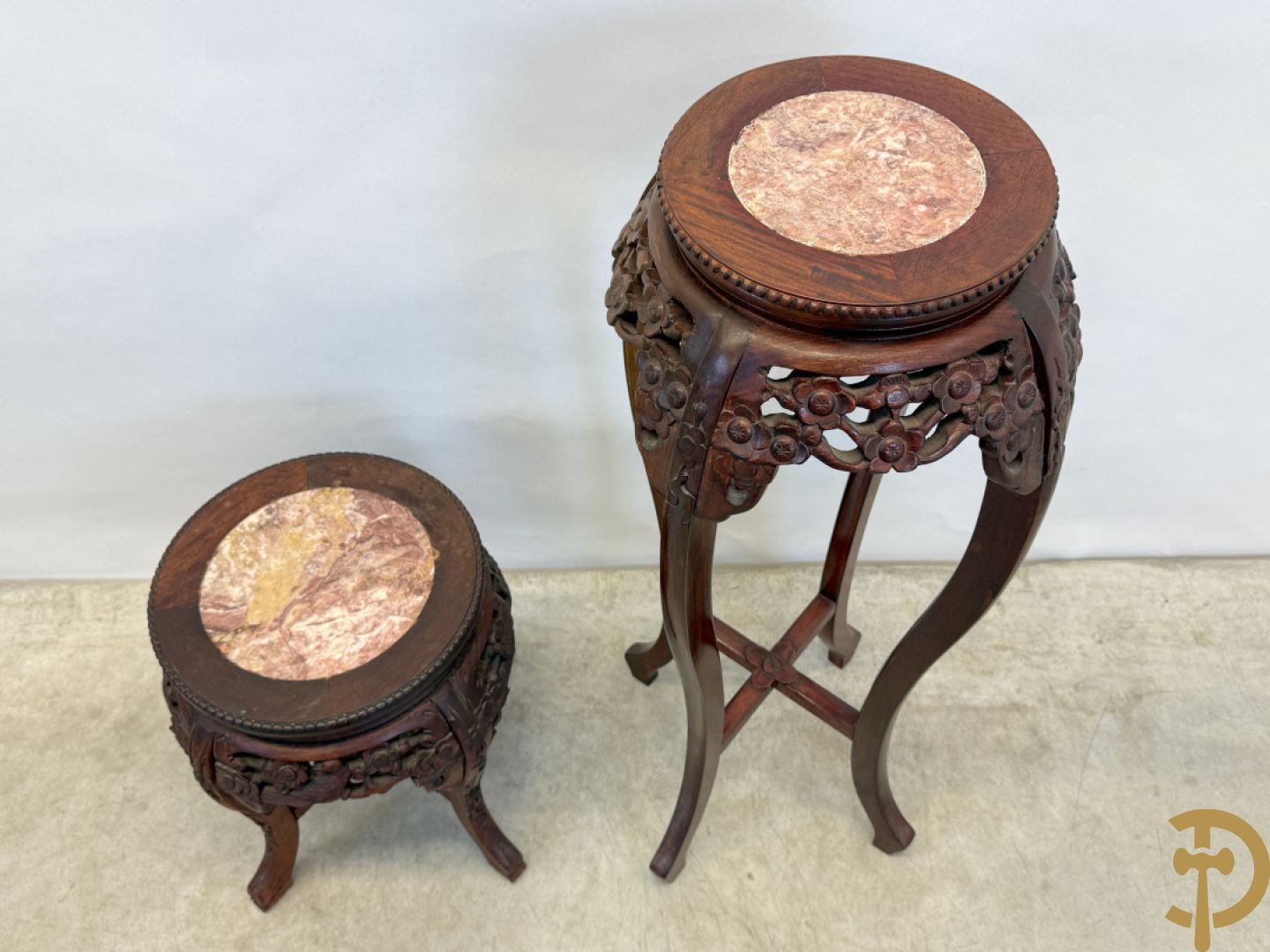 Chinese hardhouten sokkel met bloemensculptuur + Chinese hardhouten sokkel met bloemen- en vogelsculptuur