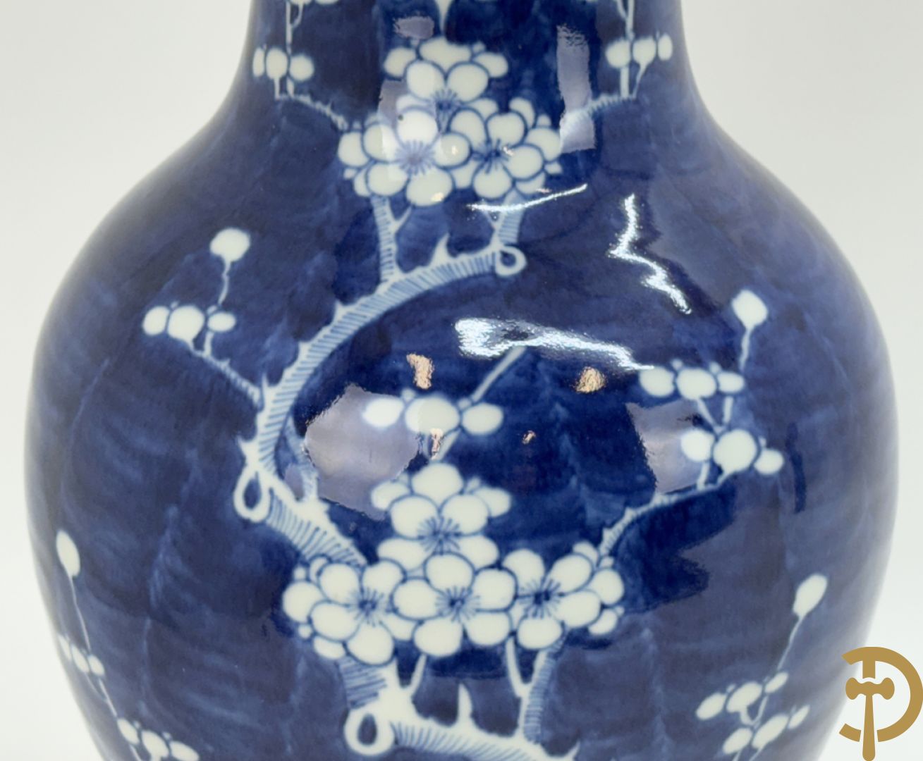 Chinese porseleinen blauw/wit vaas met decor van bloemen op tak