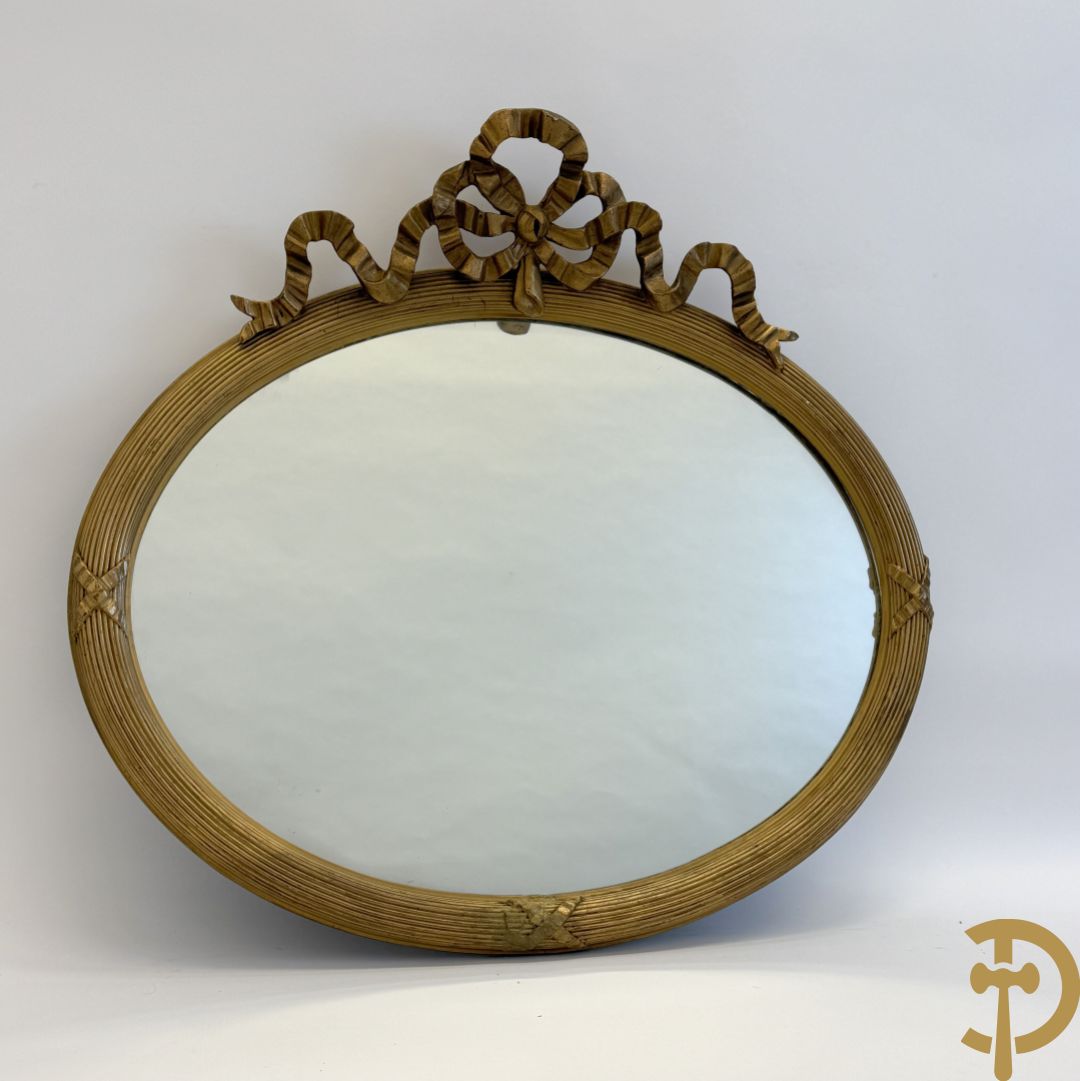 Ovale vergulde spiegel met Louis XVI strik