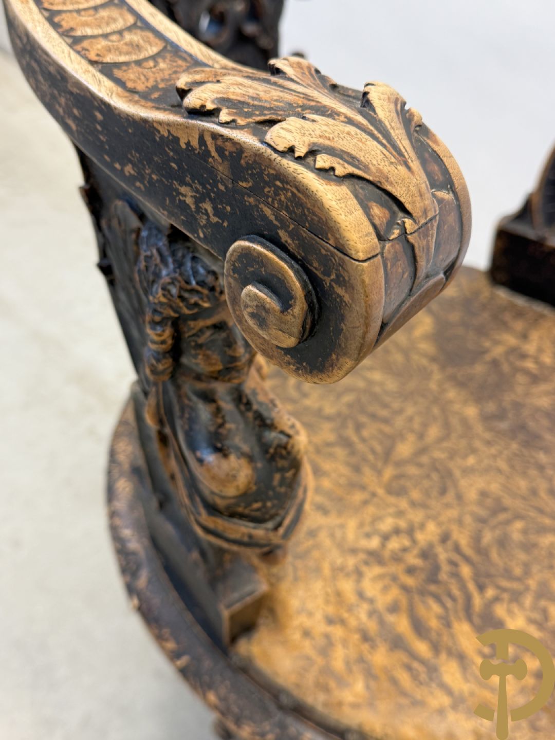 Gesculpteerde draaibare gondelvormige stoel steunend op 4 poten in de vorm van dolfijnen, bovenaan met kariathiden en engelenkoppen