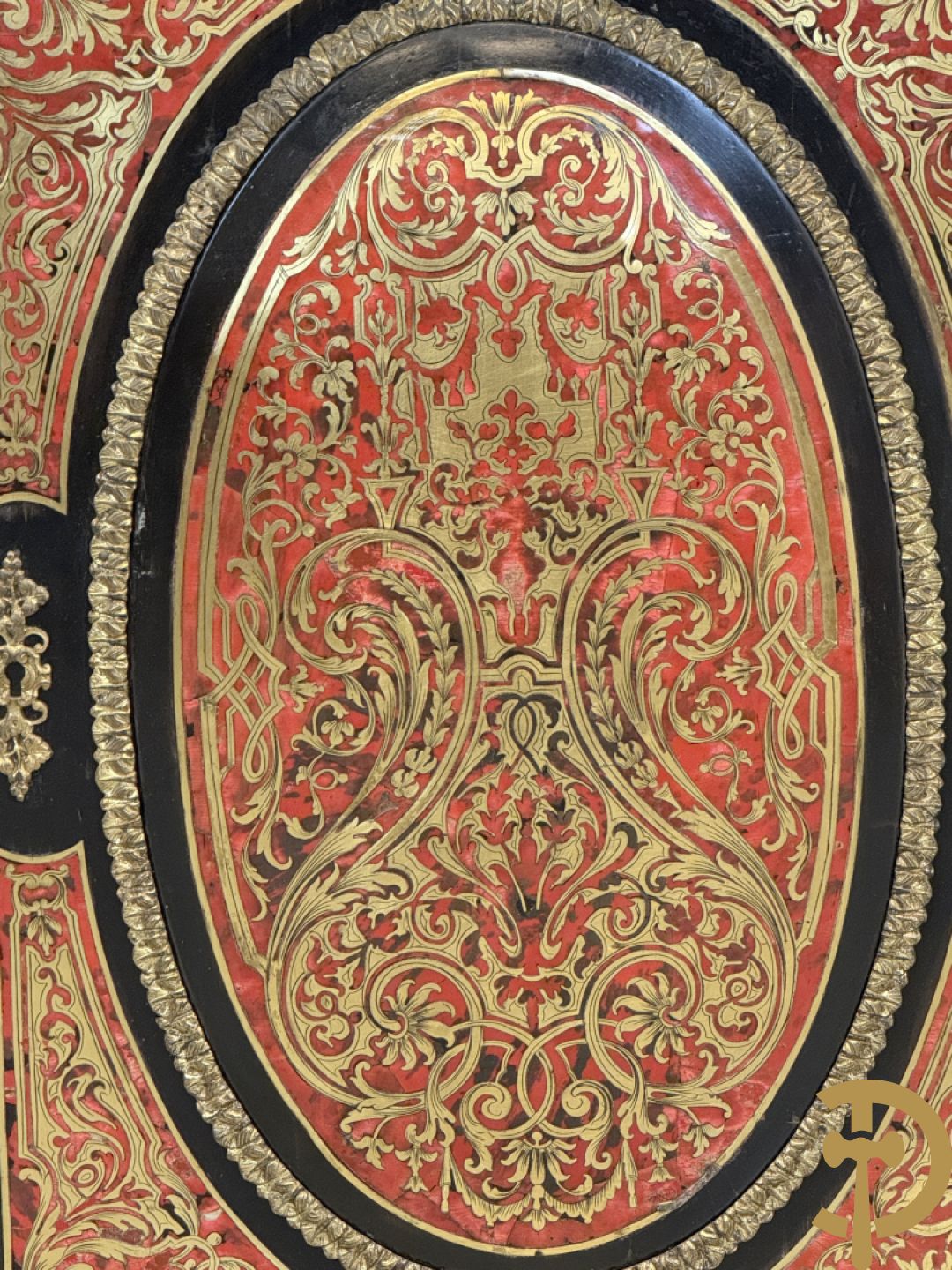 Napoleon III tweedeursdresse bezet met bronzen ornamenten van dameshoofden - paar ovale medaillons in de deuren, alles bezet met Boulle techniek - bovenaan met marmeren blad