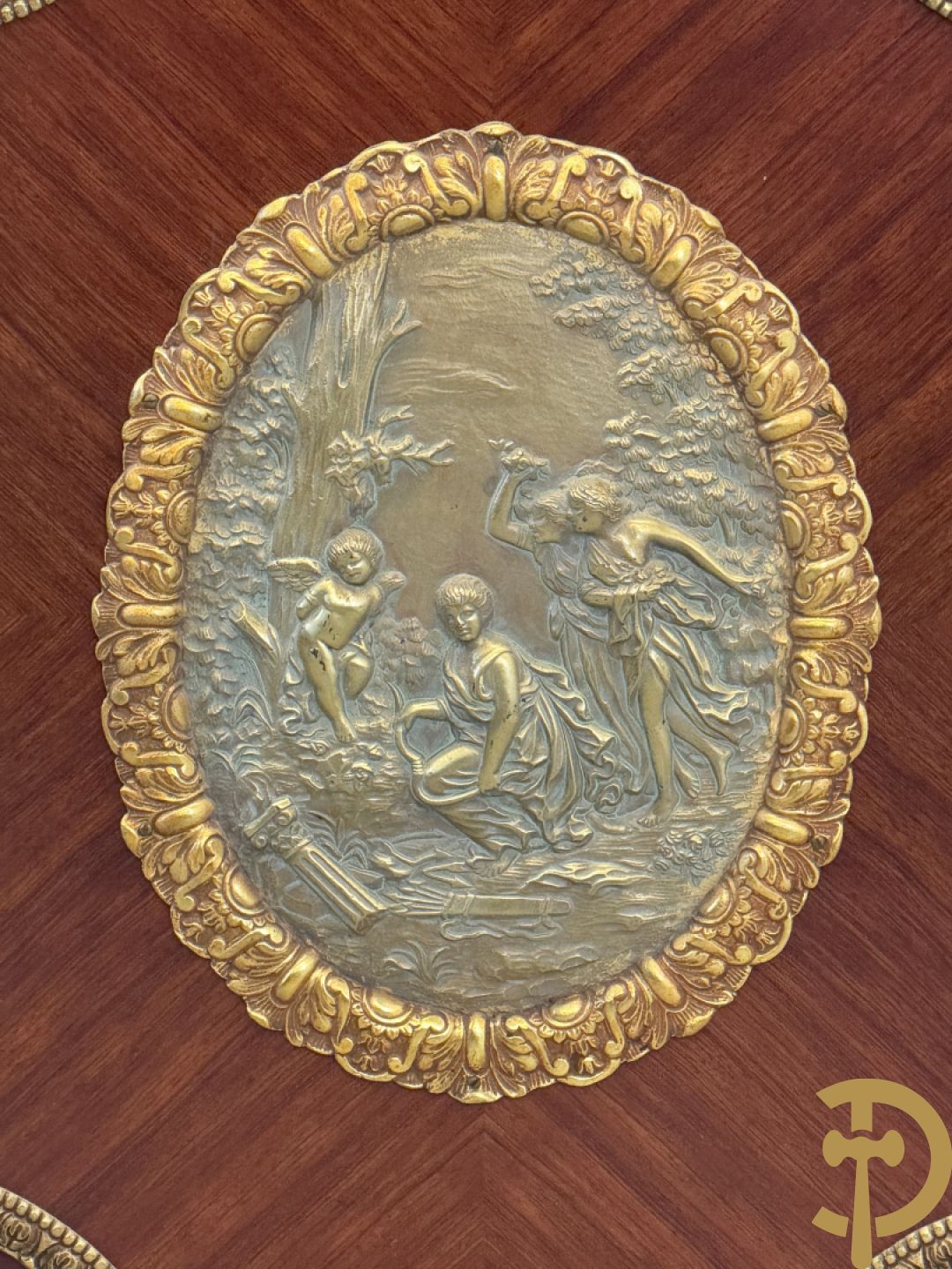 Notelaren vierdeursdressoir met 3 laden, gemarketteerde bloementaferelen en ovale bronzen plakkettes - zijdelings met damesfiguren - bovenaan met wit marmeren blad