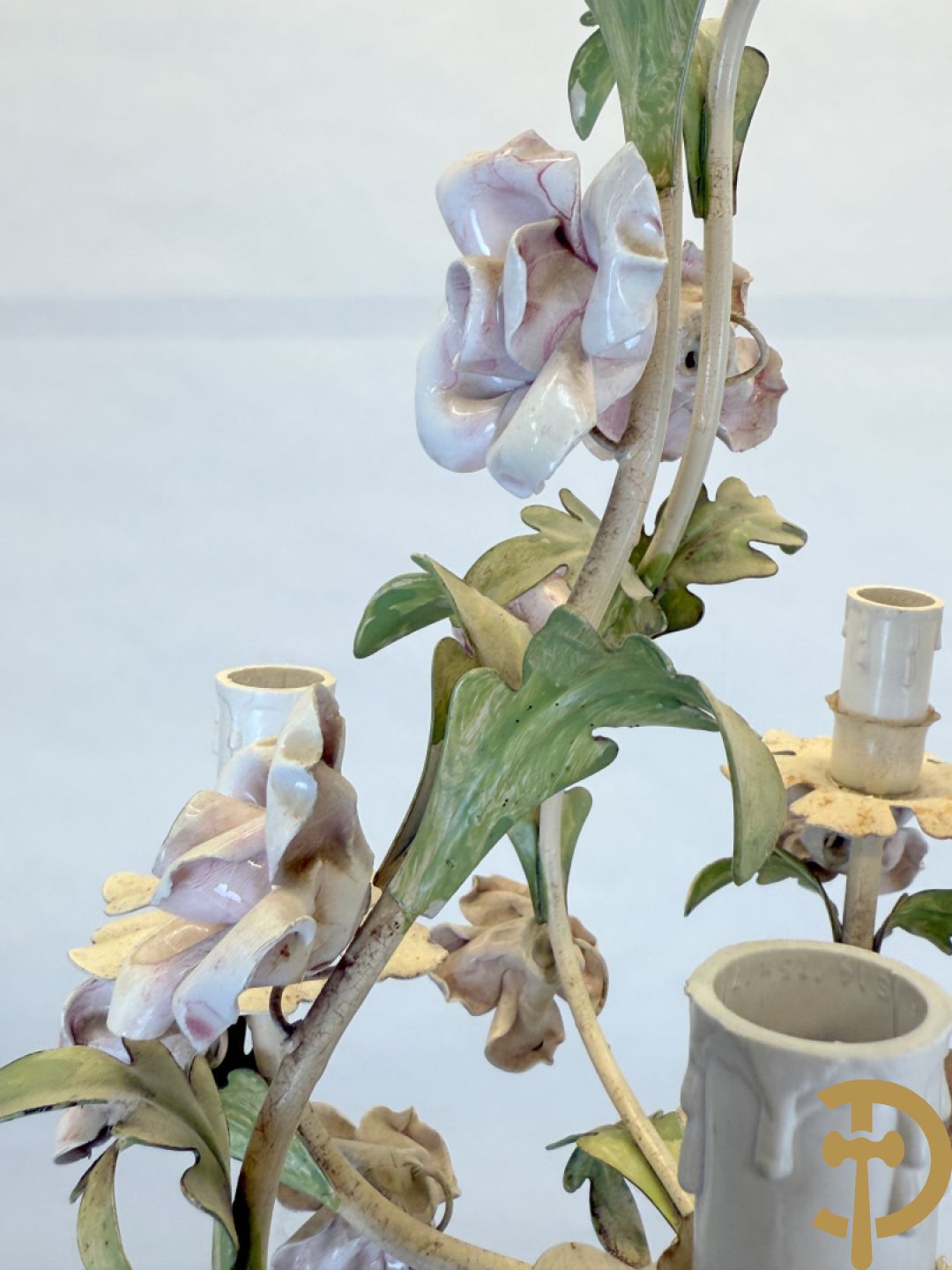 Italiaanse beschilderde smeedijzeren luchter met 4 lichtpunten, bezet met porseleinen bloemmetjes +2 bijhorende applieken