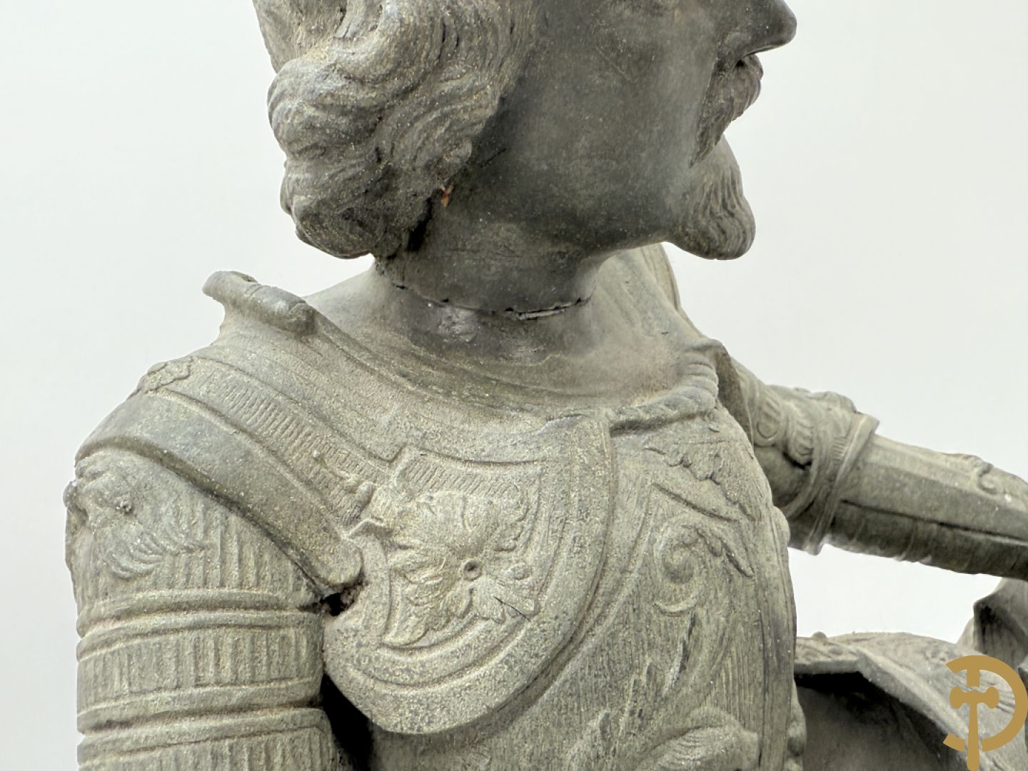 Zamak schouwstuk klok met ridder en Louis XVI motieven bezet