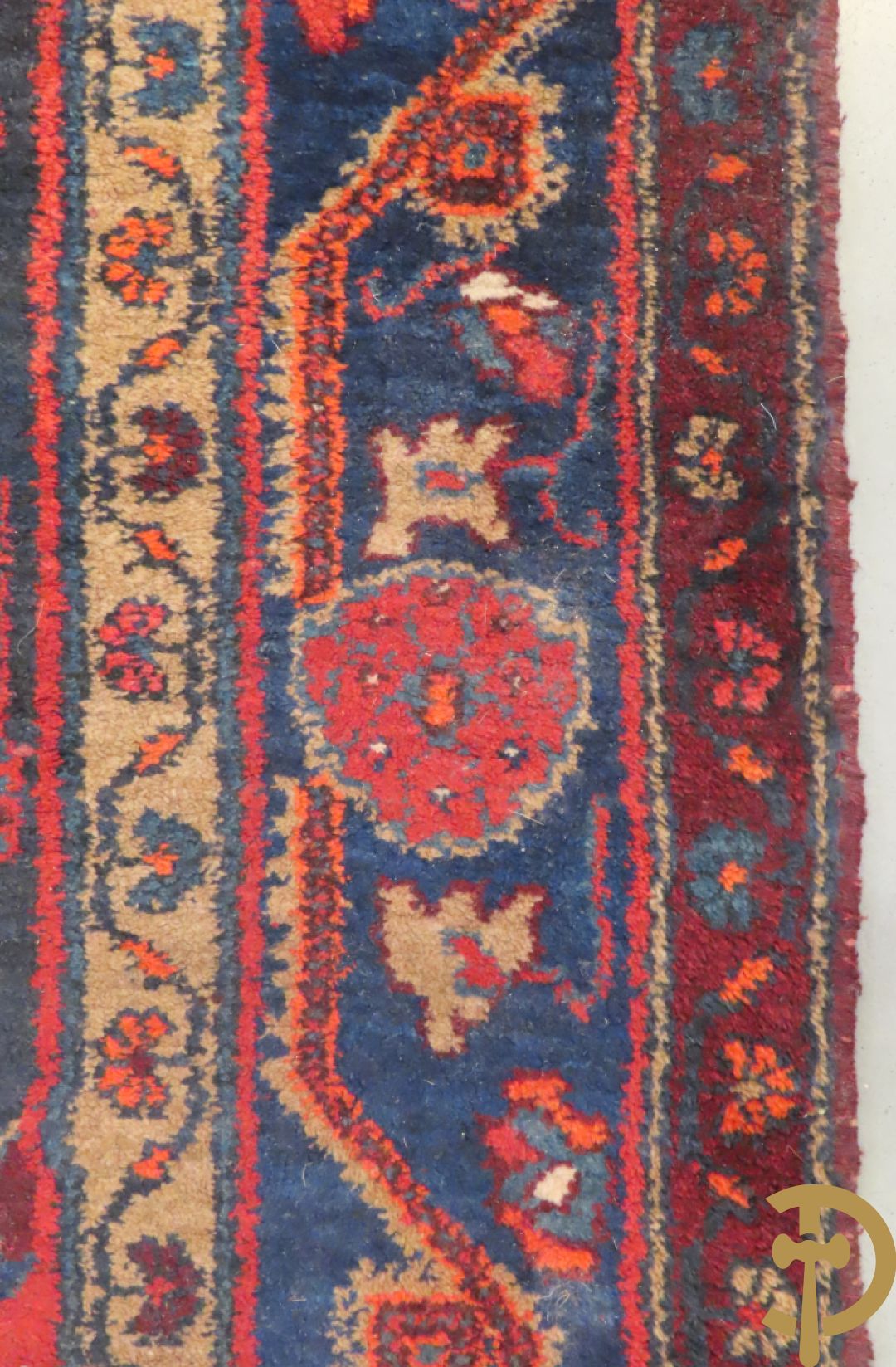 Oosterse handgeknoopt tapijt met geometrische motieven op blauwe fond Malayer + Oosters handgeknoopt tapijt met bloemenpatronen rode fond Kashkay