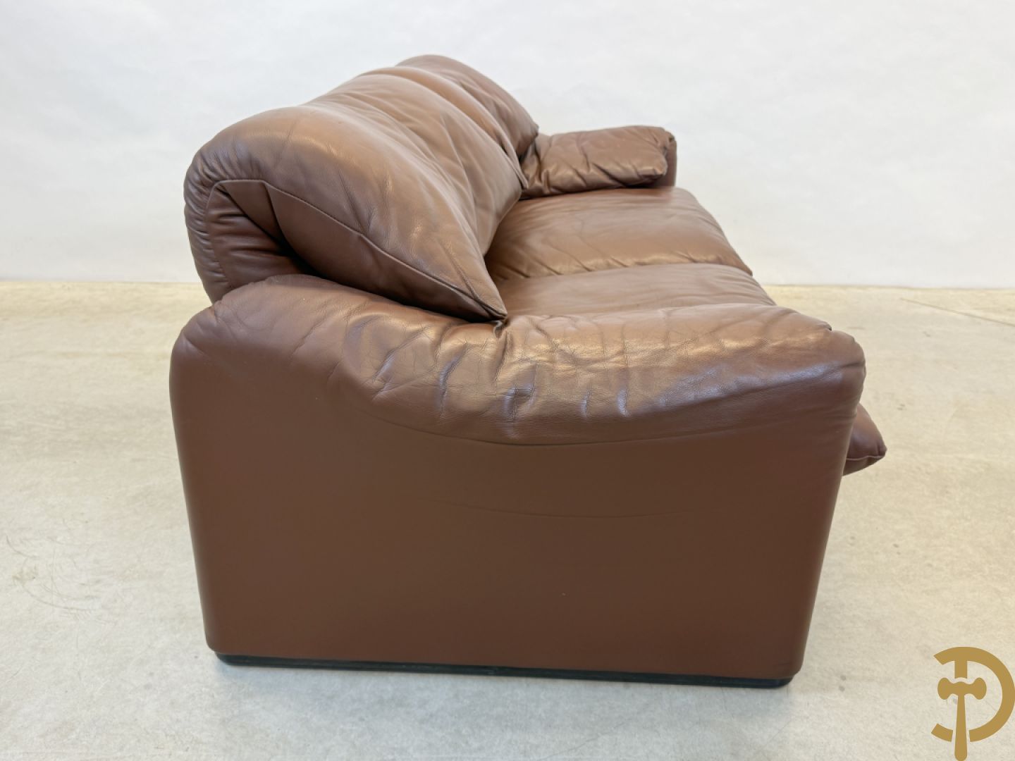 Paar bruin lederen canapé