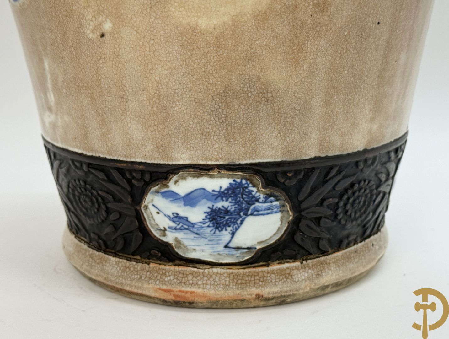 Antieke Chinese Nankin vaas met decor van wijsgeren, onderaan bezet met hert en bovenaan met pioenrozen