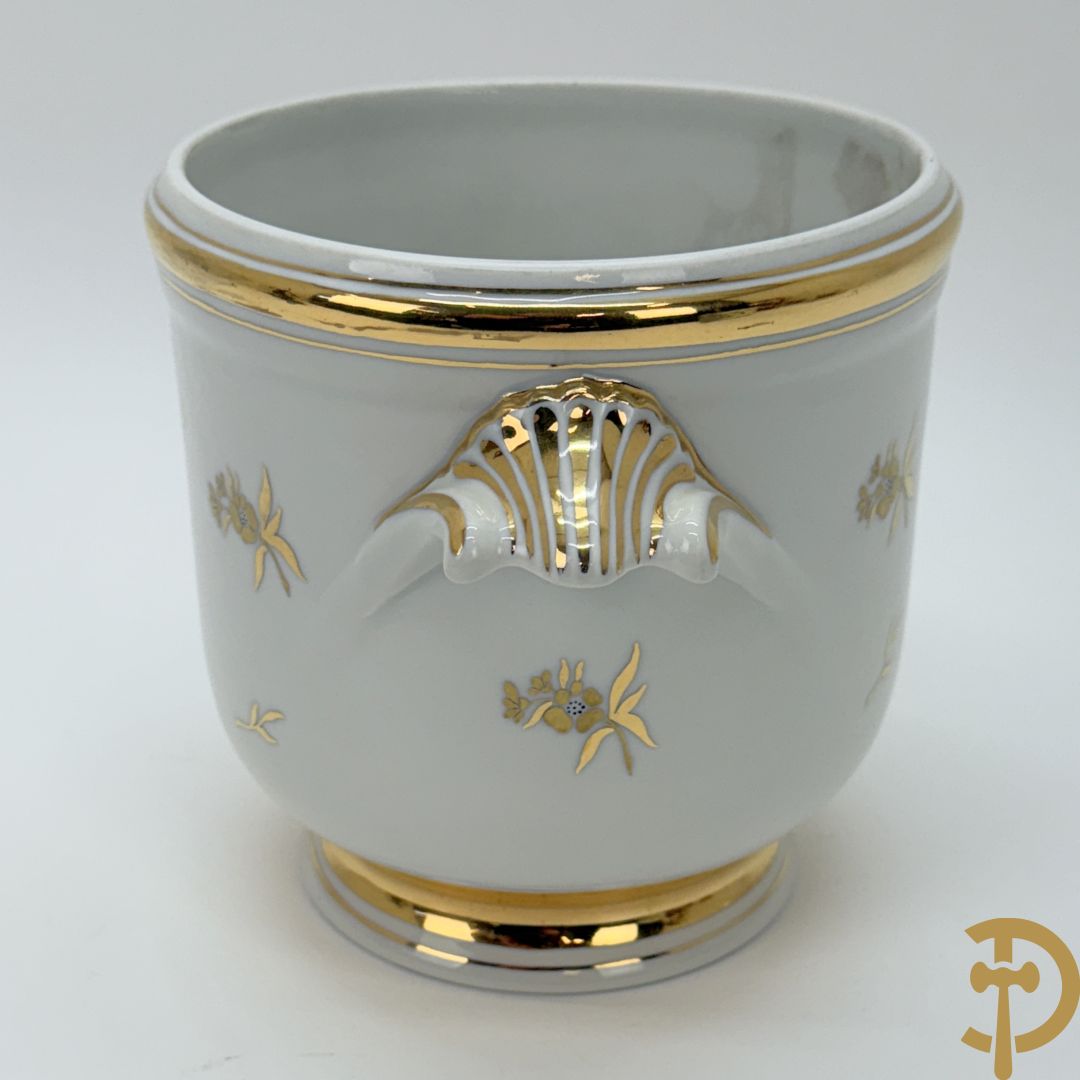 Handbeschilderde porseleinen siervaas met bloemenbeschildering en sfinxen + paar porseleinen cachepots met bloemendecor + 3 porseleinen  kopjes en schoteltjes