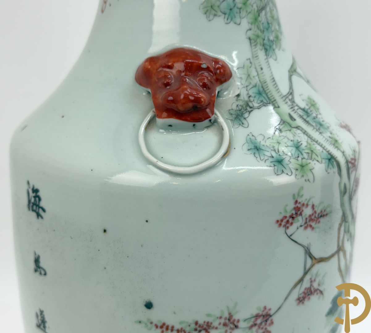 Chinese porseleinen vaas met decor van dames en hert in landschap