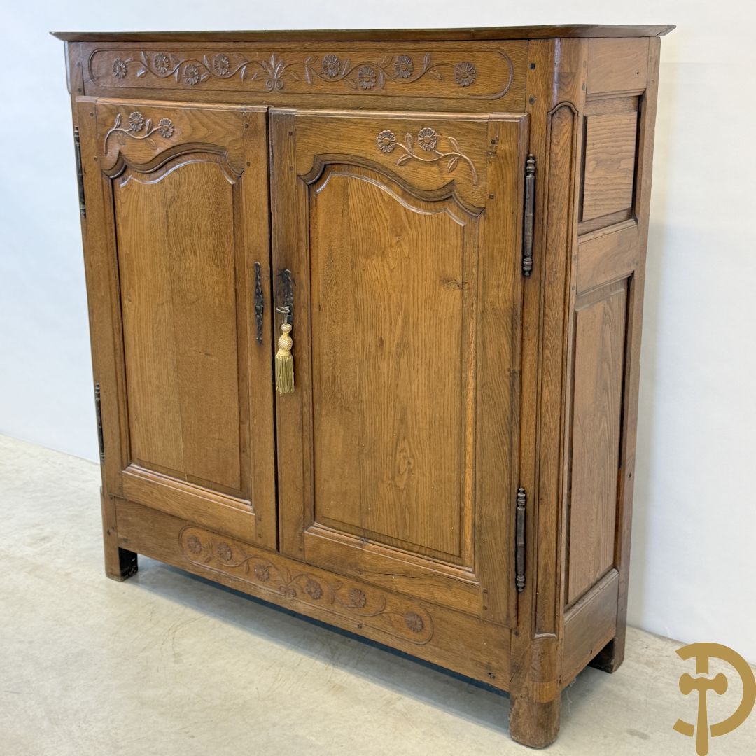 Massief eiken tweedeursdresse met gesculpteerde bloemen en afgestoken panelen in de deuren, Louis XV stijl, 19e