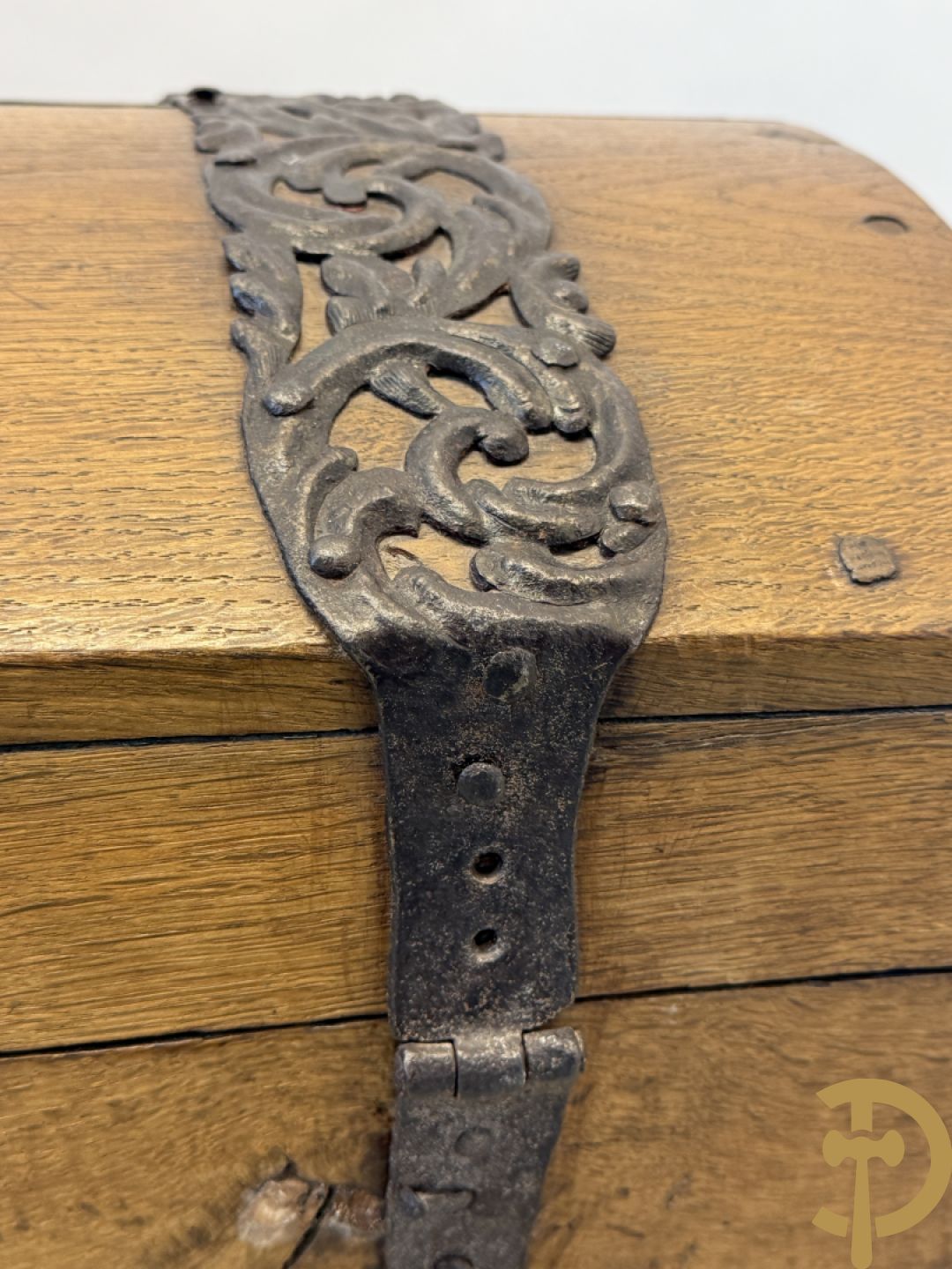 Massief eiken gebogen koffer met ijzeren handvaten en ijzerbeslag