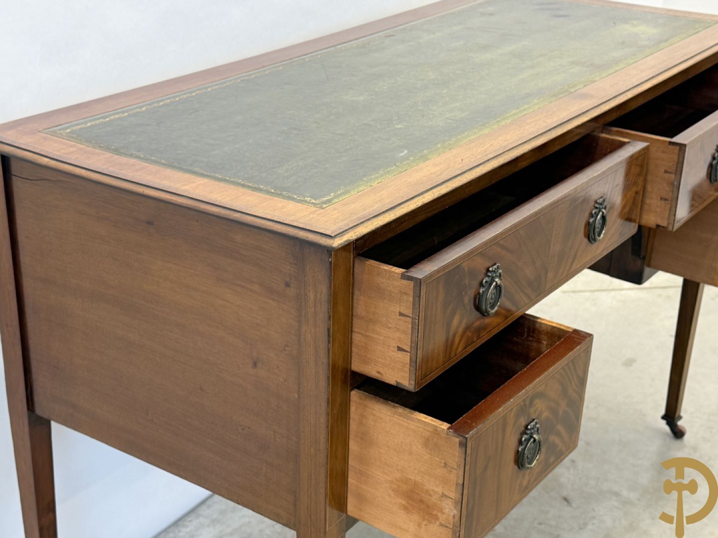 Engelse mahoniehouten opschiktafel met 4 lades op hoge pootjes