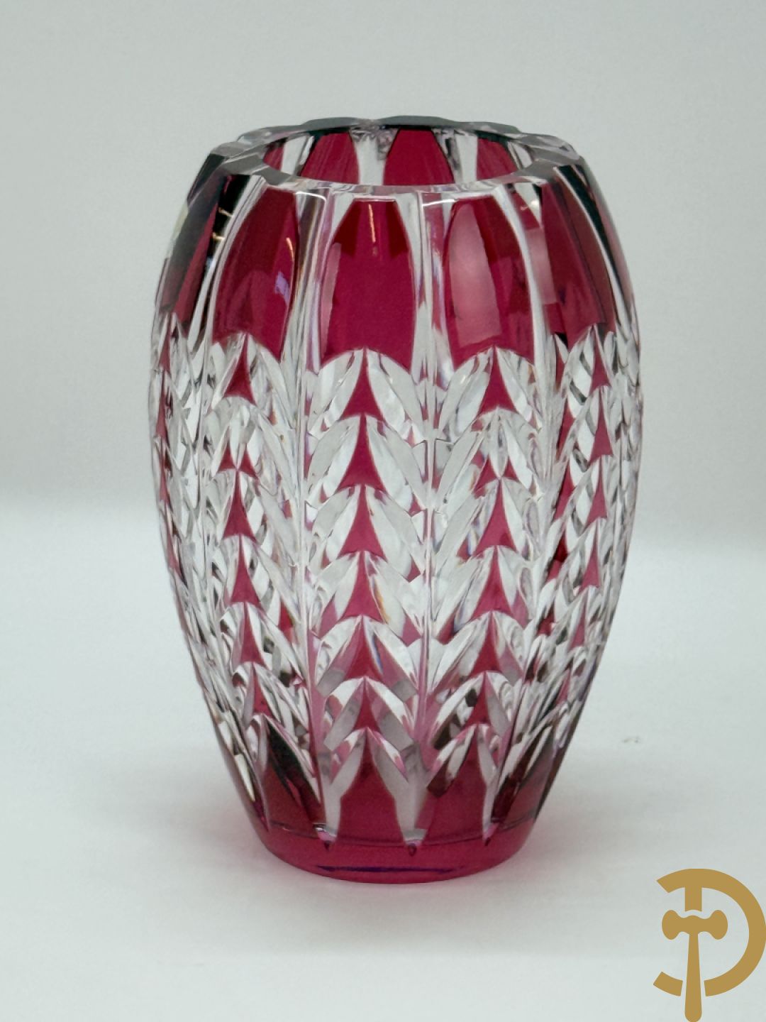 Rood gekleurde handgeslepen Val-Saint-Lambert vaas