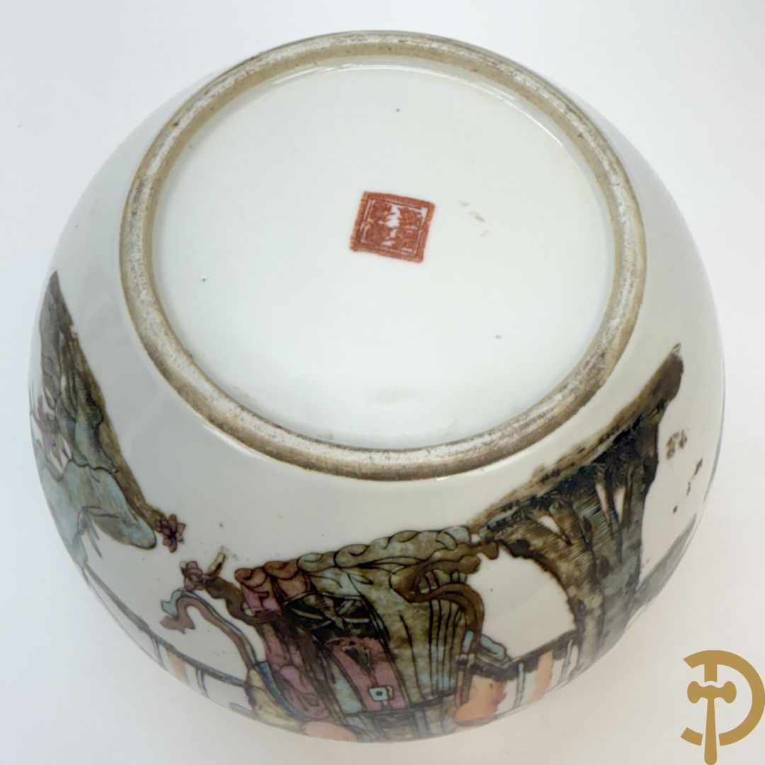 Chinese porseleinen vaas met decor van fo honden + Dekselpotiche in Chinees porselein met geanimeerd decor van dames in landschap