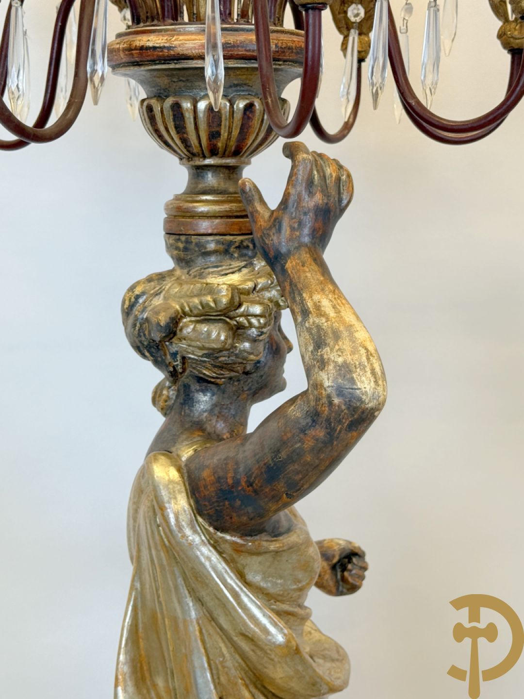 Paar gepolychromeerde dames op sokkel, bekroond met achtarmige kandelaar met lichtpunten en bellen, Italiaans, jaren 