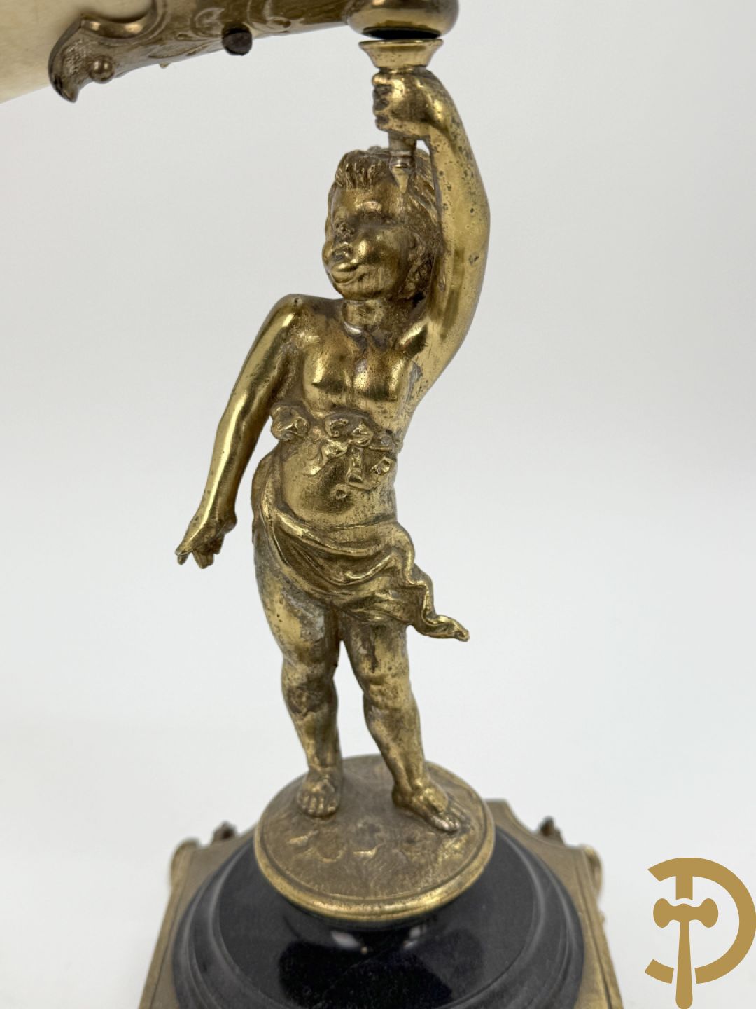 Hoorn met bronzen ornamenten gedragen door bronzen cupido
