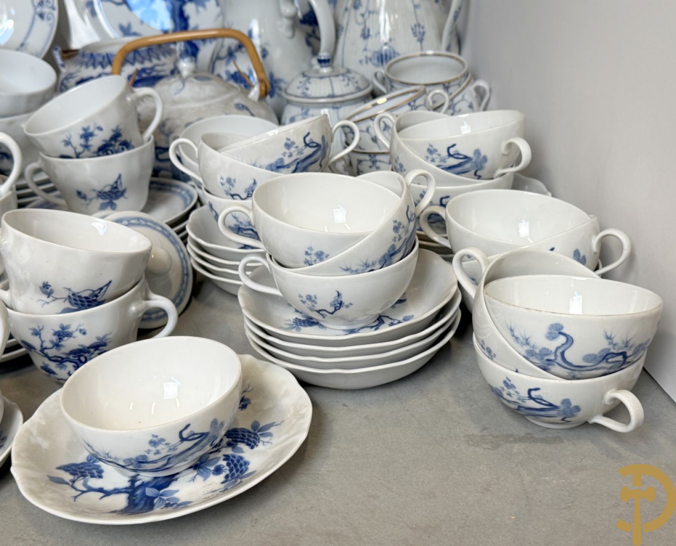 Porseleinen eet- en koffieservies, Winterling Kirchenlamitz Bavaria, met kobaltblauw decor + Porseleinen eet- en koffieservies met blauw bomendecor, Bavaria