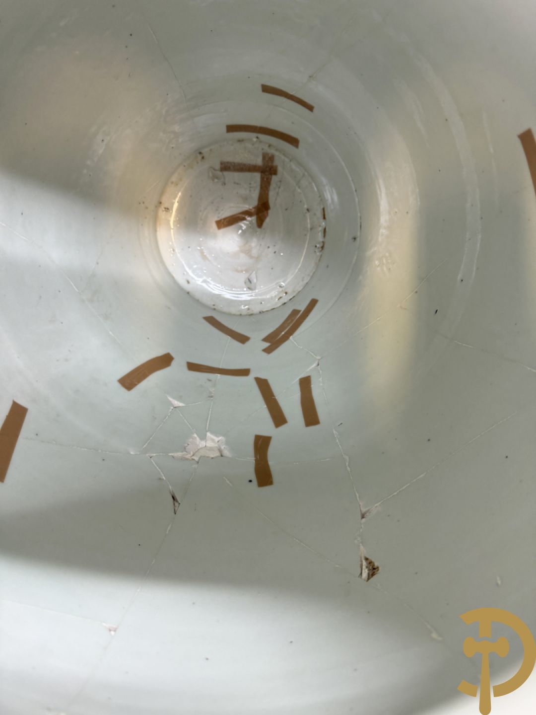 Grote Japanse Imari dekselpotiche bezet met fo hond en natuurtaferelen