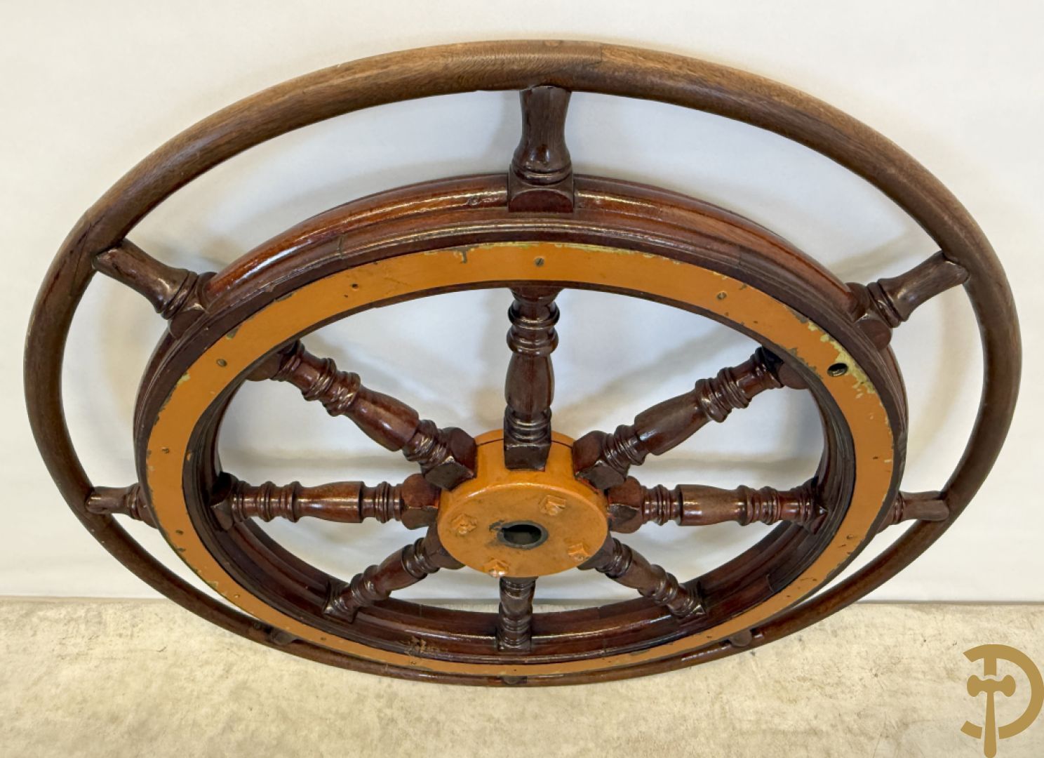Antiek stuurwiel met ballusters