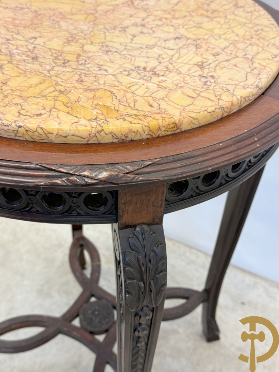 Notelaren bijzettafel met marmeren blad op voluutvormige poten