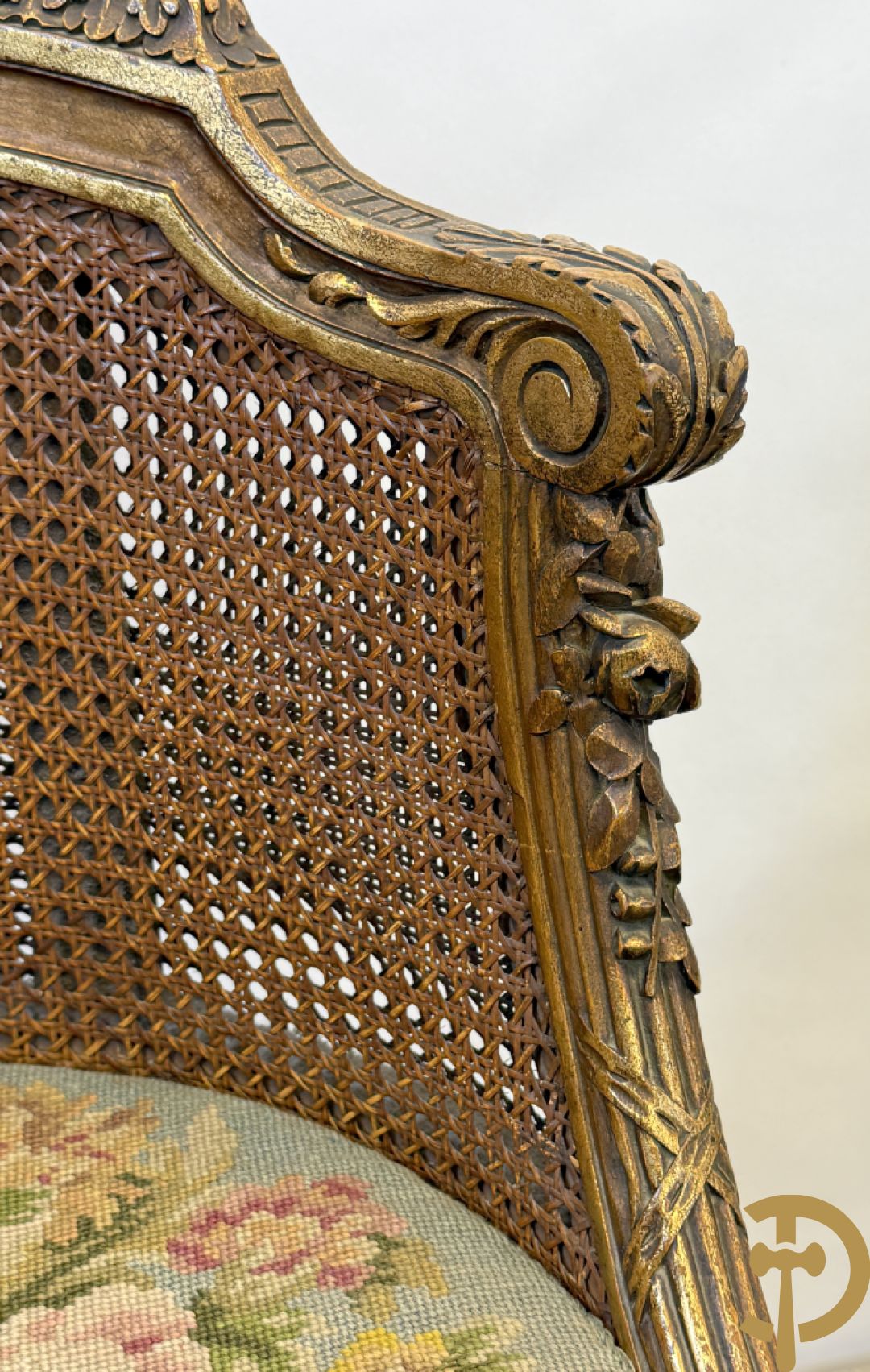 Paar bijzetzetels Louis XVI stijl met bloemenmotieven op voluutvormige poten, dubbel gecanneerd