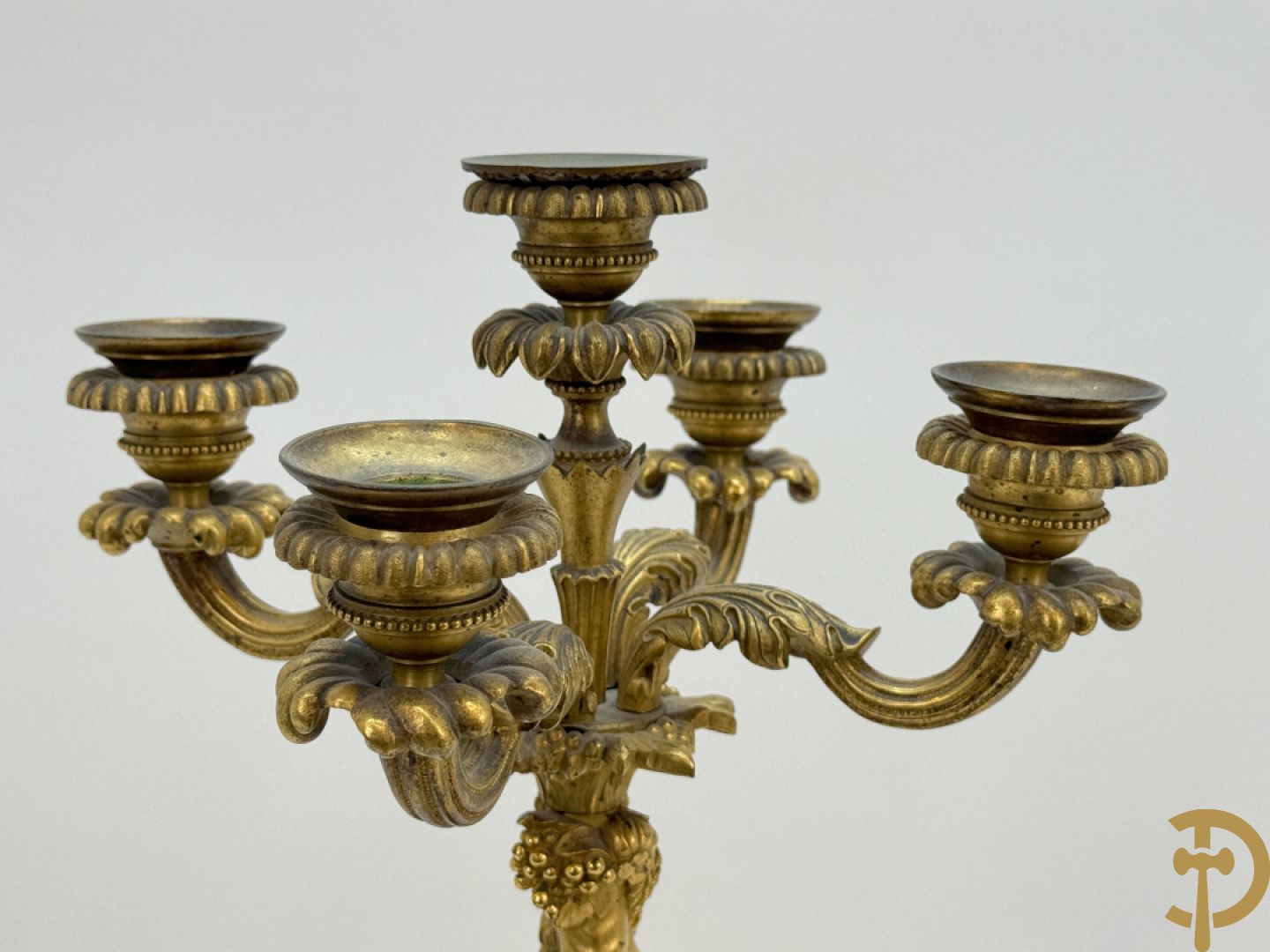 Paar bronzen kandelaars met sater en naakte dame, versierd met accanthusranken en dierenmotieven