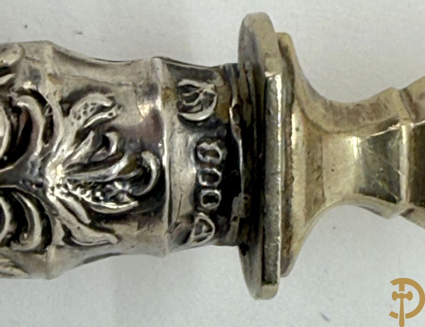 Schrijn met taartschep en 4 dessertvorkjes + 2 theezeefden + wildbestek