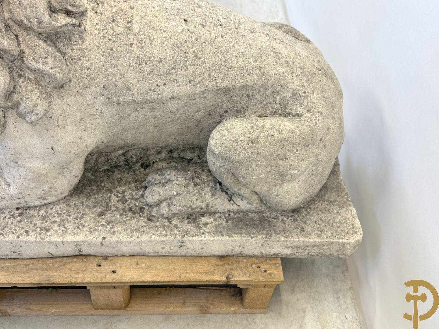 Paar betonnen tuinbeelden van leeuwen