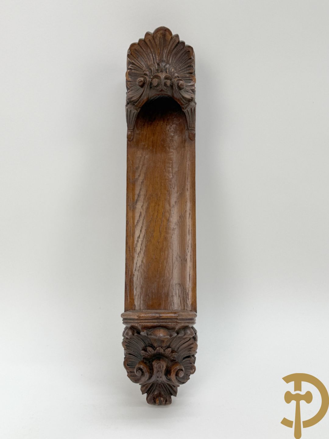 Houtsculptuur van Heilige Théresia Madonna + houtgesculpteerde pater in polyester nis