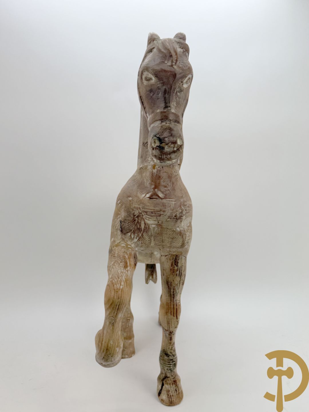 Houtgesculpteerd kinderpaard