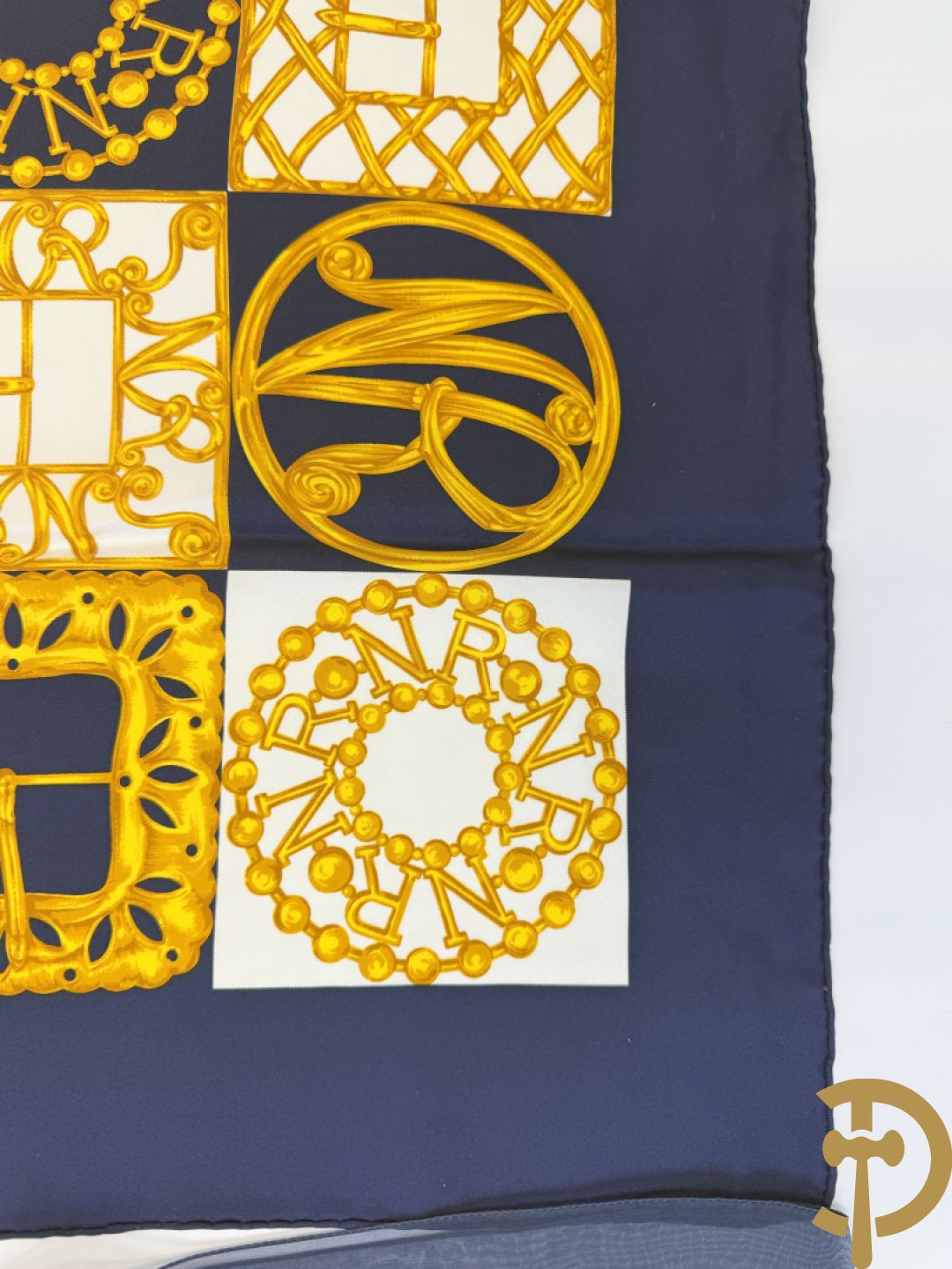 Vier foulards Nina Ricci (nooit gedragen komt uit winkel restant)