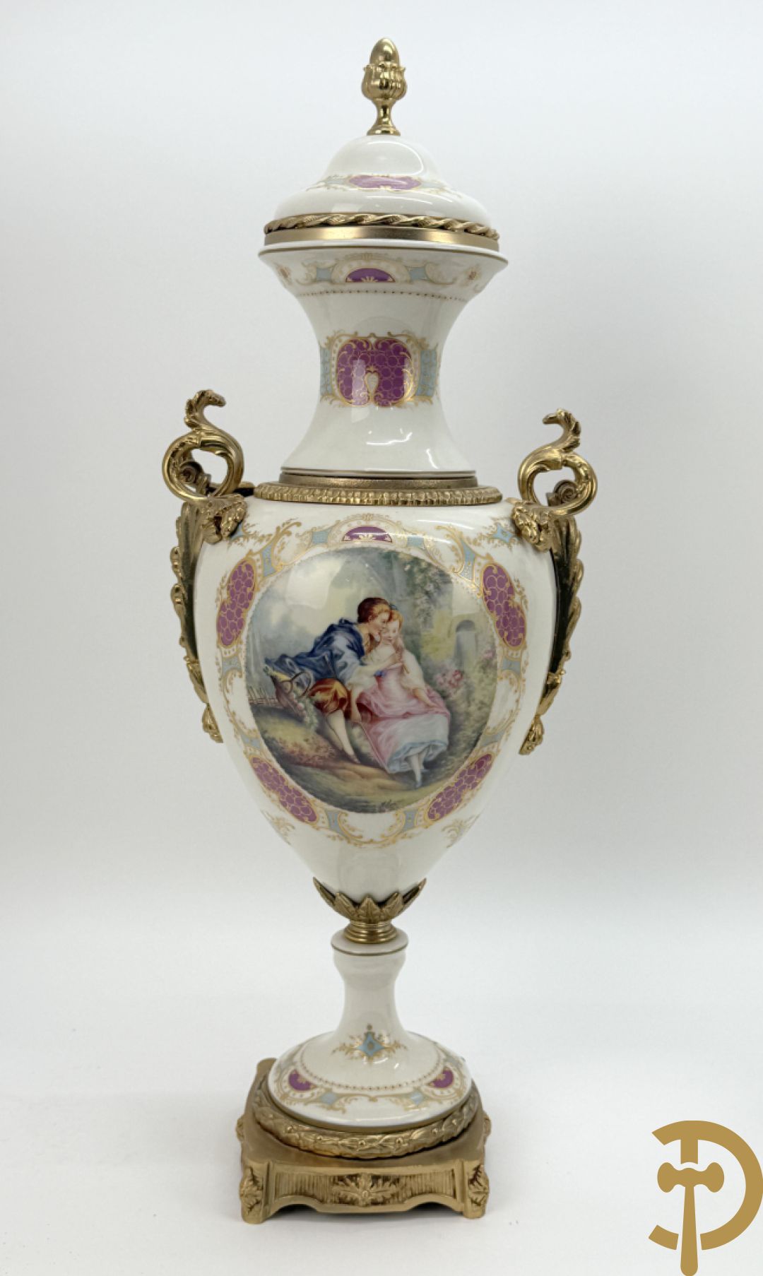 Paar porseleinen Sèvres stijl dekselpotiches met dubbel bedrukt romantisch decor en bezet met bronzen ornamenten