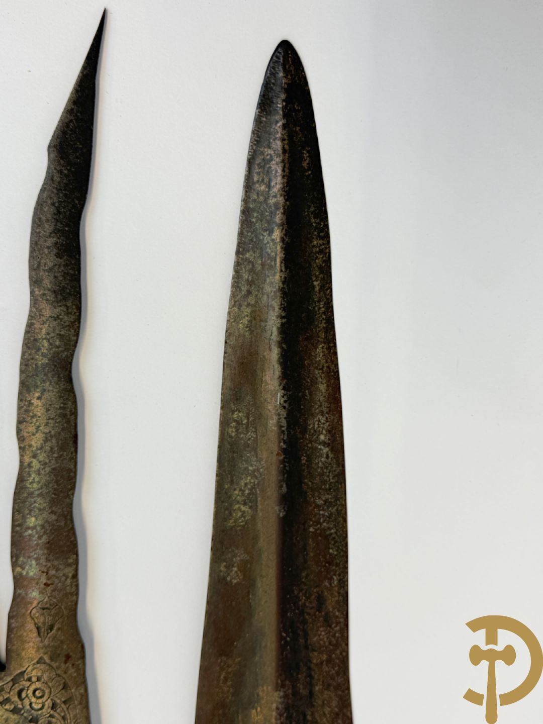 Zes Afrikaanse machetes, 4 speren, bronzen ruilmiddel en 2 bronzen armbanden