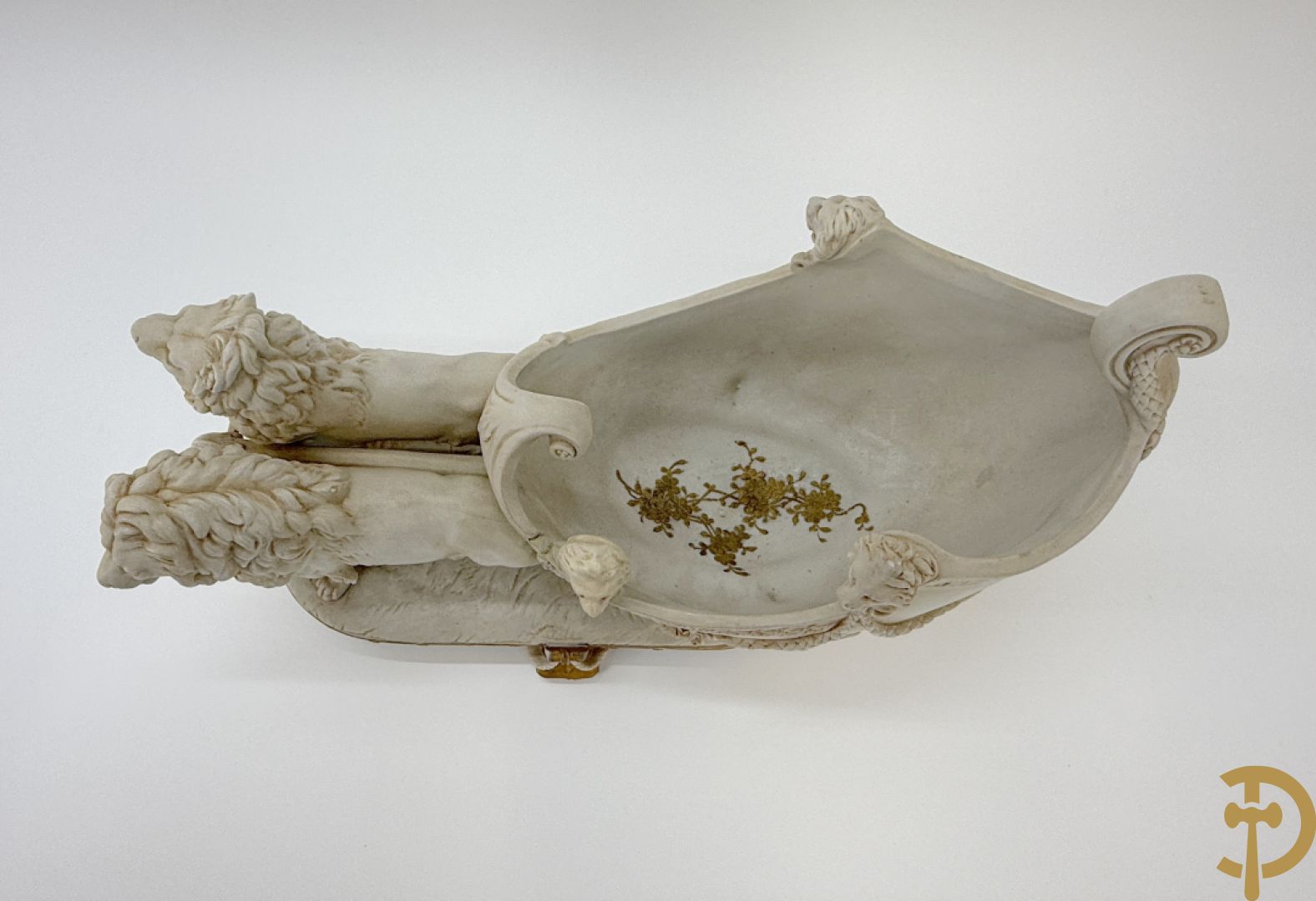 Biscuit beeld met leeuwen trekkende een open koets, getekend onderaan