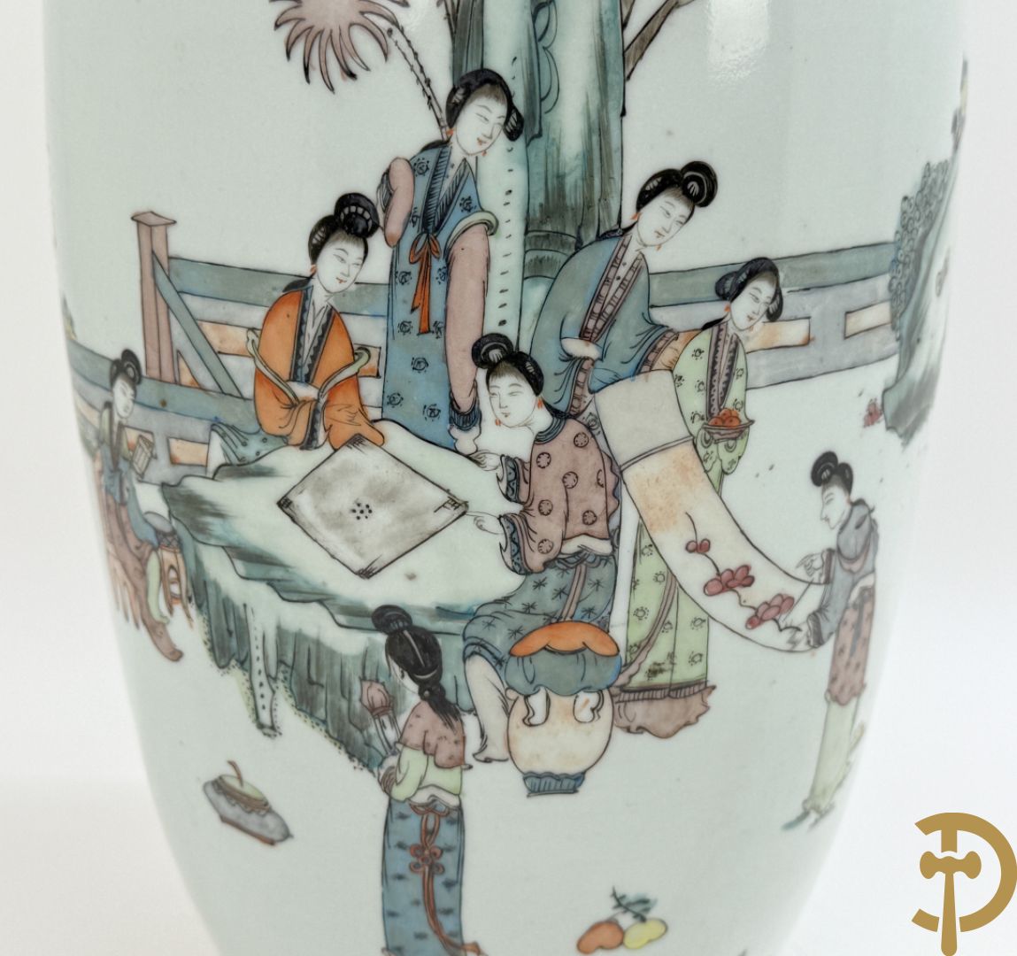 Chinese porseleinen vaas met decor van dames in landschap