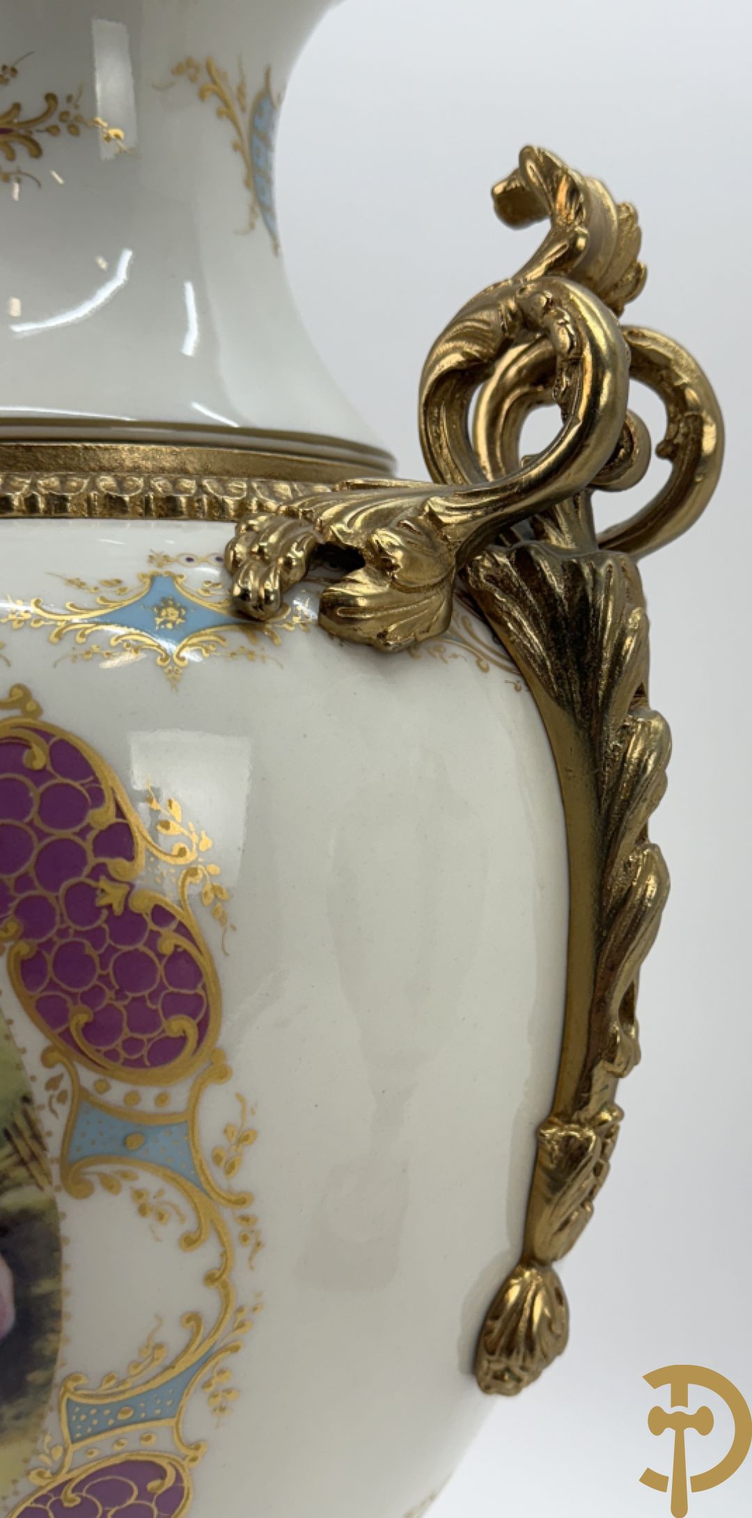 Paar porseleinen Sèvres stijl dekselpotiches met dubbel bedrukt romantisch decor en bezet met bronzen ornamenten