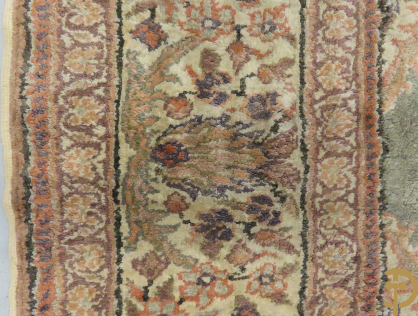 Oosters handgeknoopt tapijt met centraal decor en bloemenmotieven