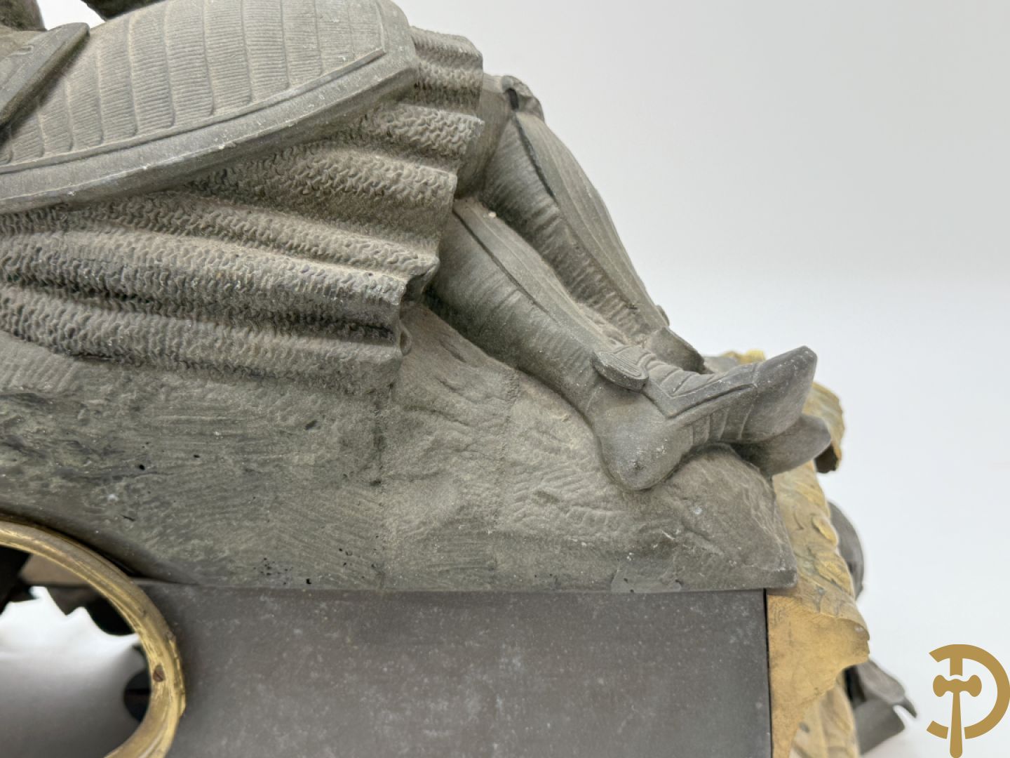 Zamak schouwstuk klok met ridder en Louis XVI motieven bezet