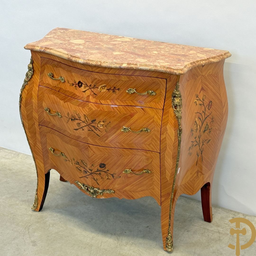 Notelaren gegalbeerde drieladencommode met bloemenmarketterie en marmeren blad