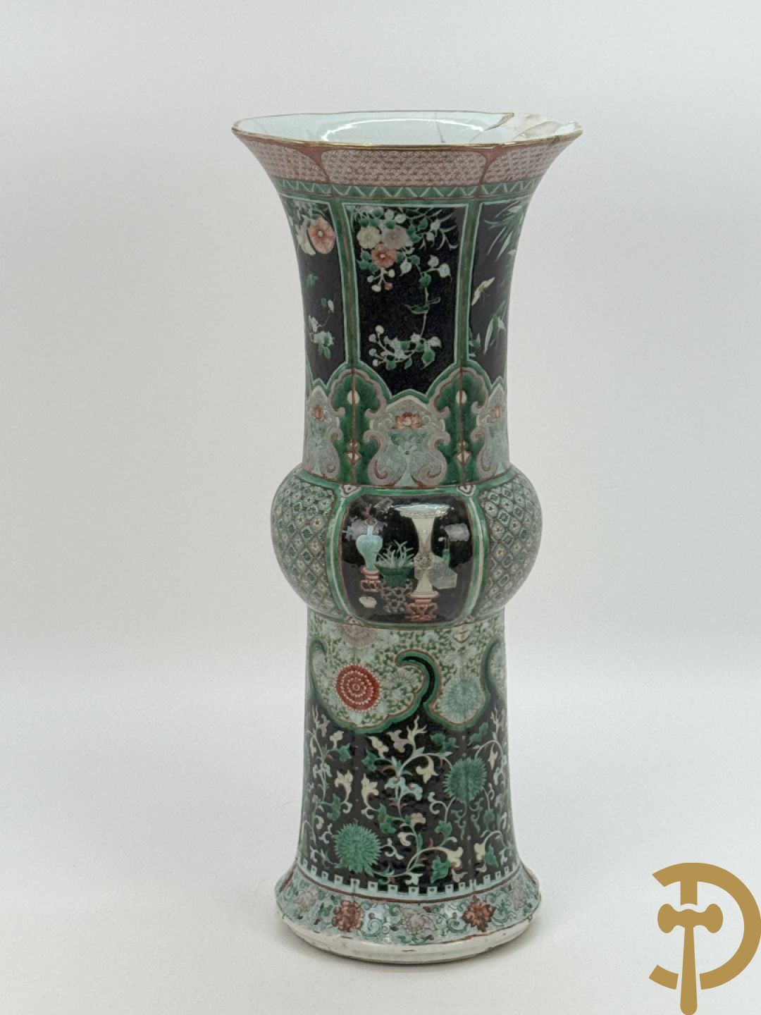 Antieke Chinese Gu vaas met geschenkendecor op zwarte fond