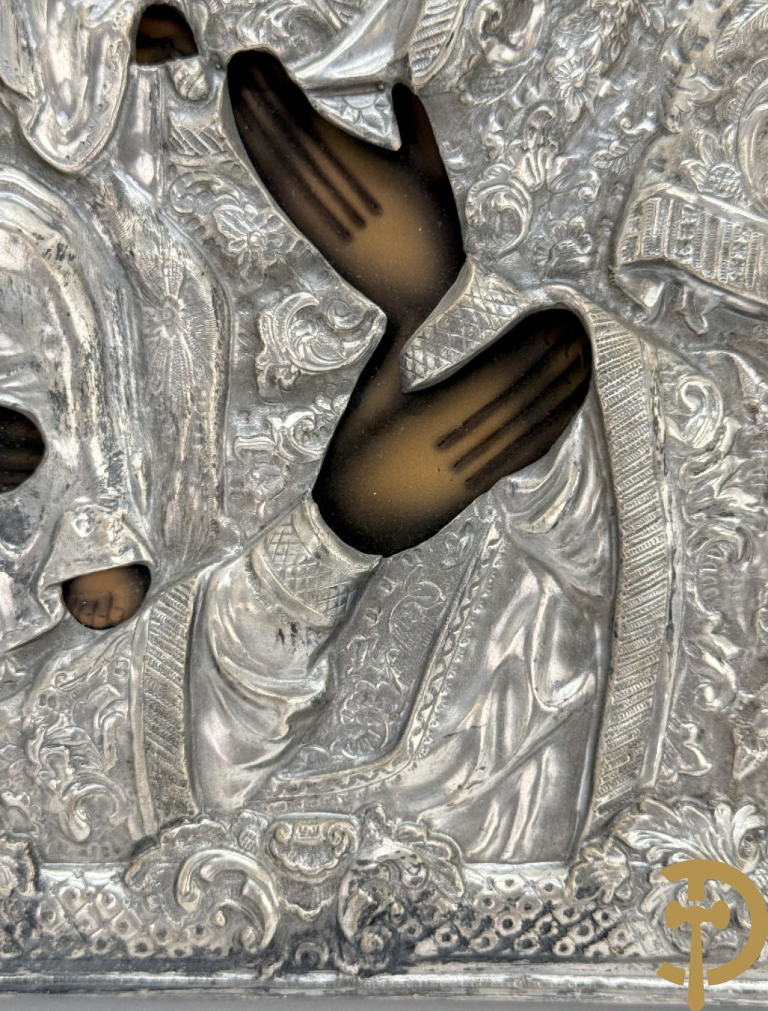 Ikoon met voorstelling van Madonna met kind en verzilverde rizza bezet met email