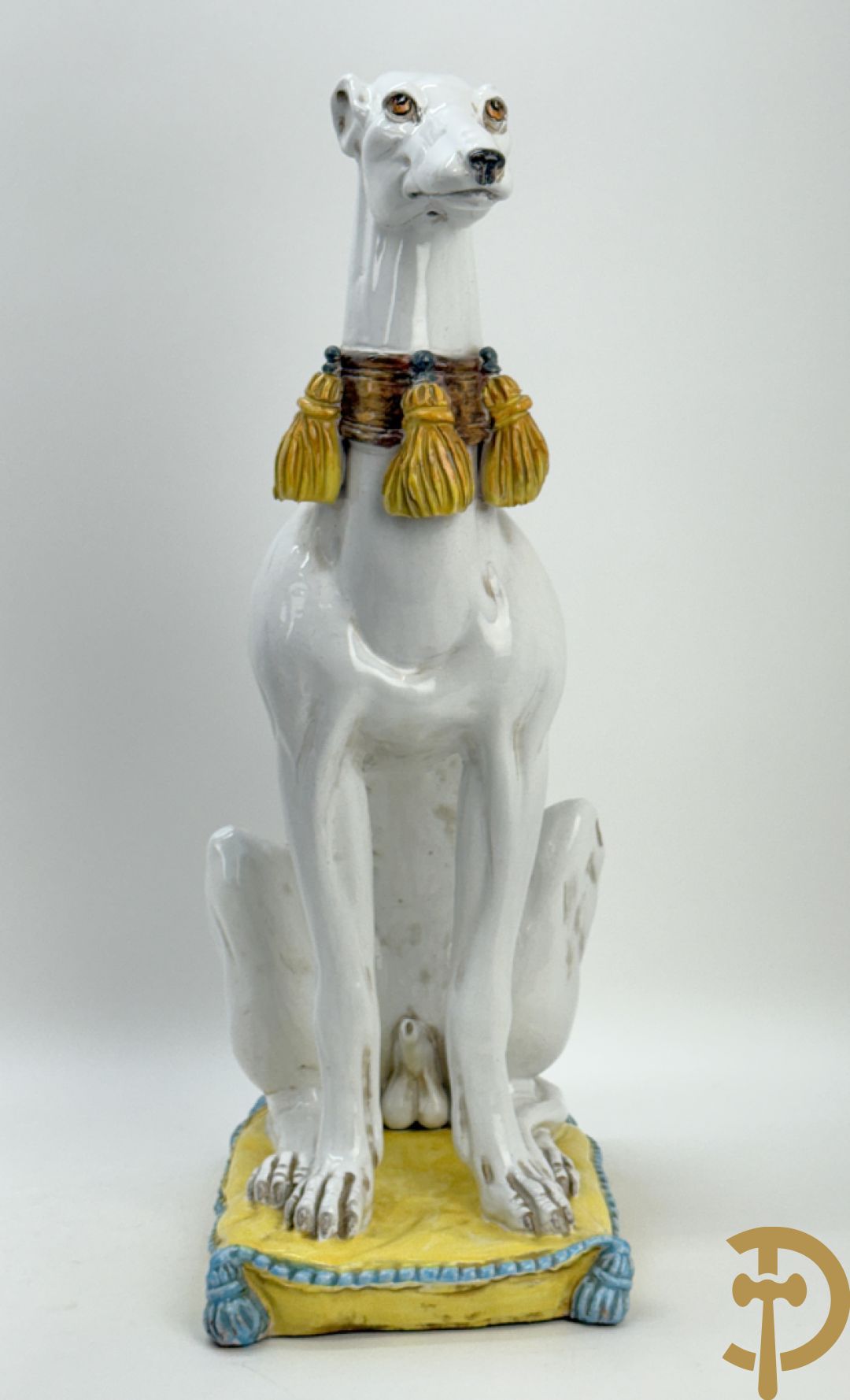 Italiaanse keramieken neergezeten witte windhond op kussen