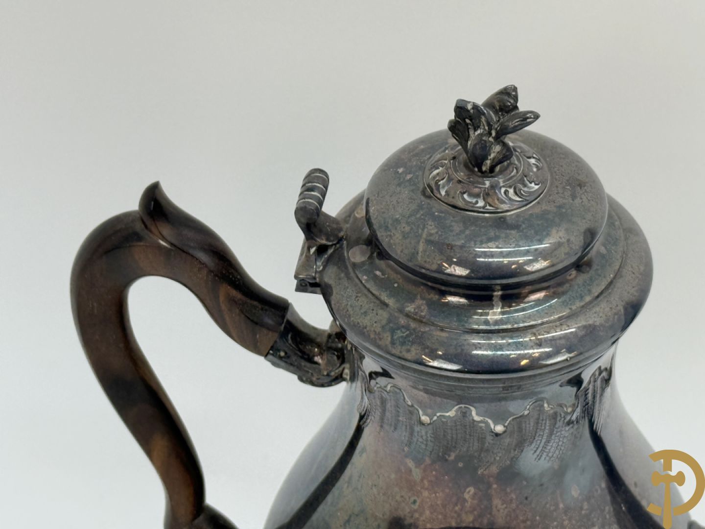 Verzilverd koffieservies met Louis XV motieven op verzilverde schotel, gemerkt M R 25, bestaande uit koffiekan, theekan, melkkan en suikerpot