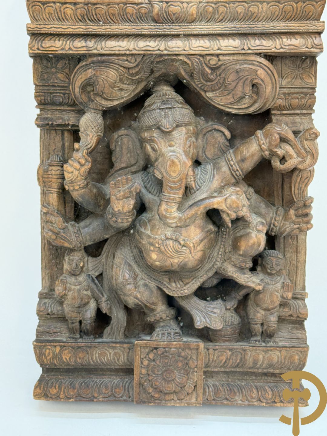Houtgesculpteerd Aziatisch basrelief van ganesha